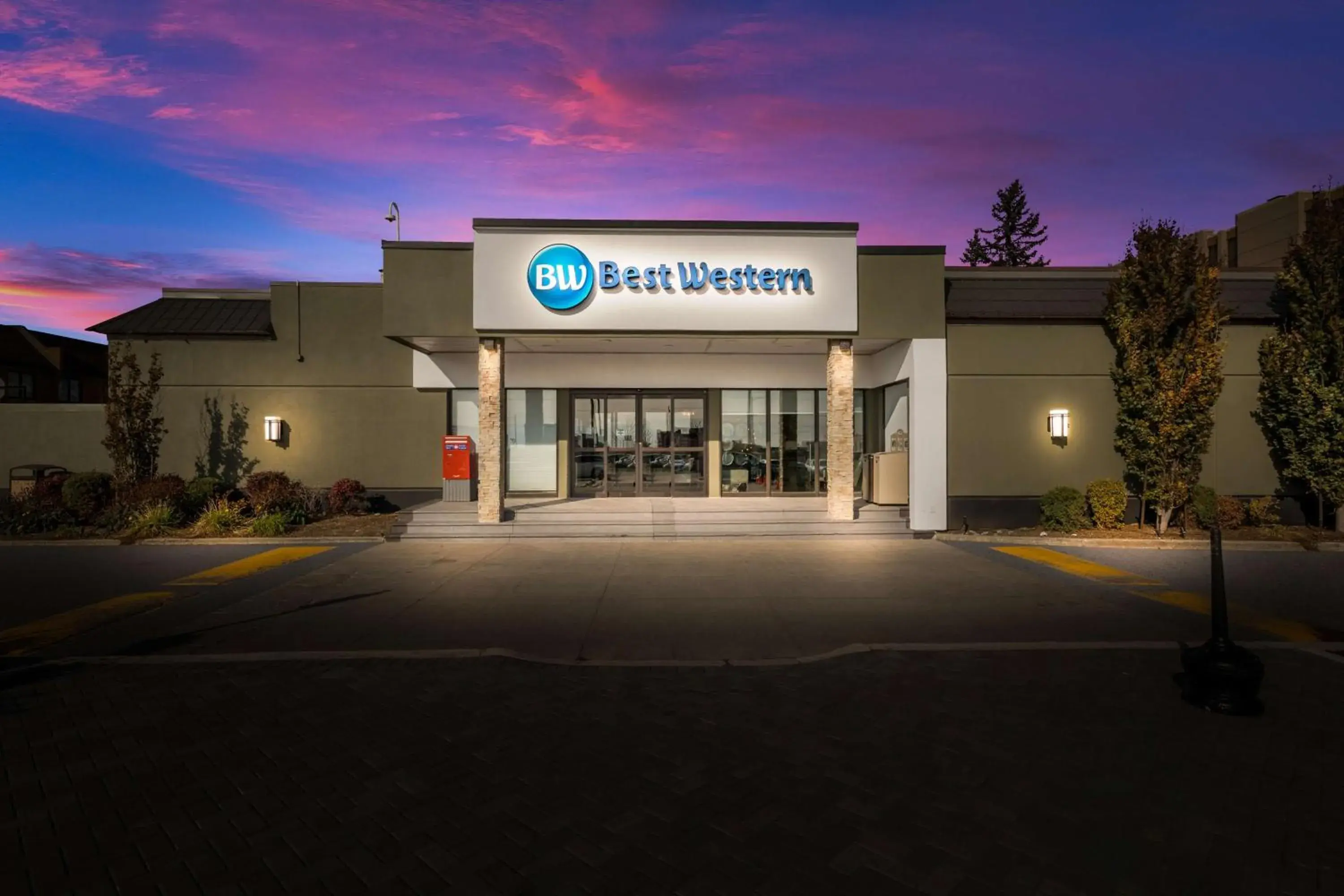 Property building in Best Western Parkway Hotel Toronto North Property building in Best Western Parkway Hotel Toronto North