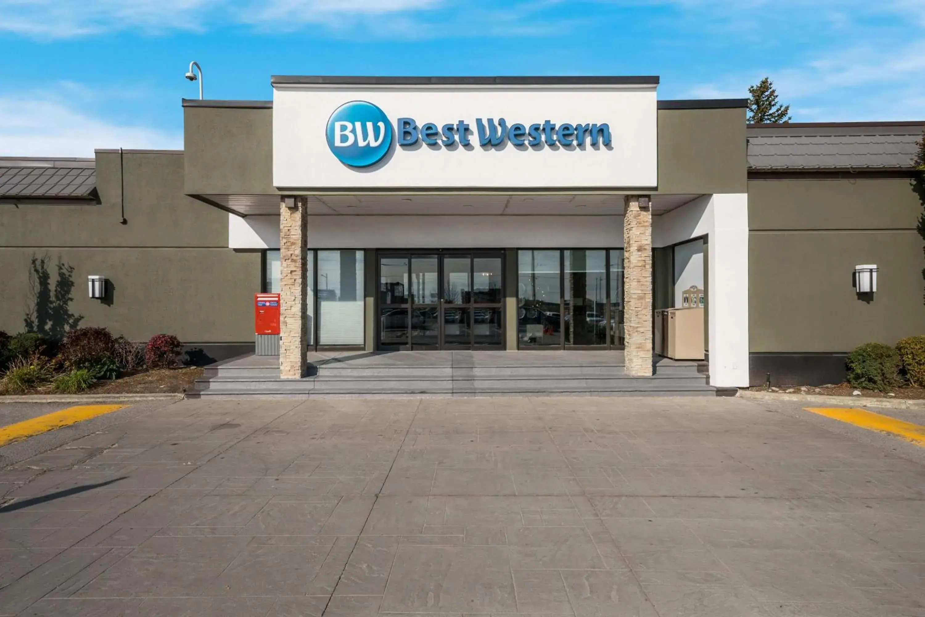 Property building in Best Western Parkway Hotel Toronto North Property building in Best Western Parkway Hotel Toronto North