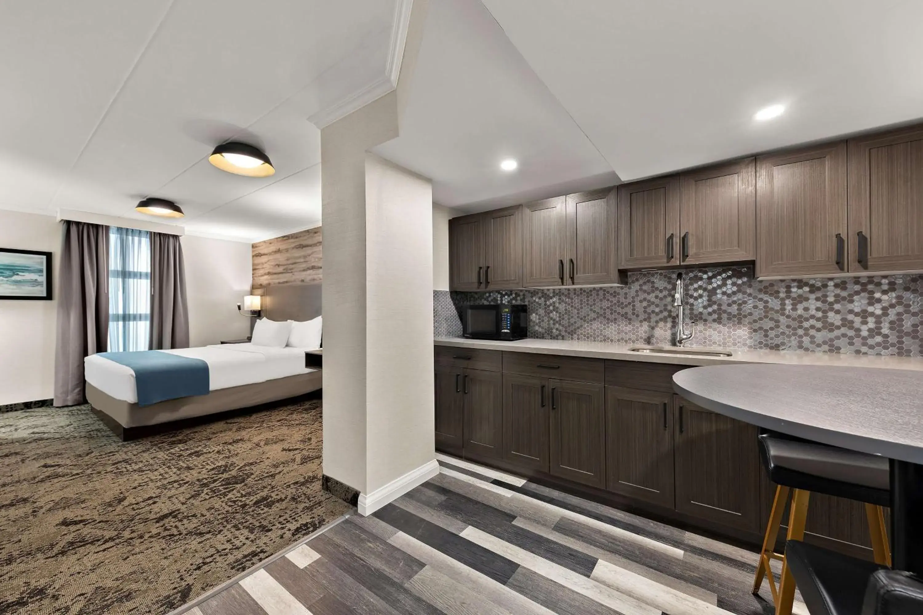 Photo of the whole room, Bed in Best Western Parkway Hotel Toronto North Photo of the whole room, Bed in Best Western Parkway Hotel Toronto North