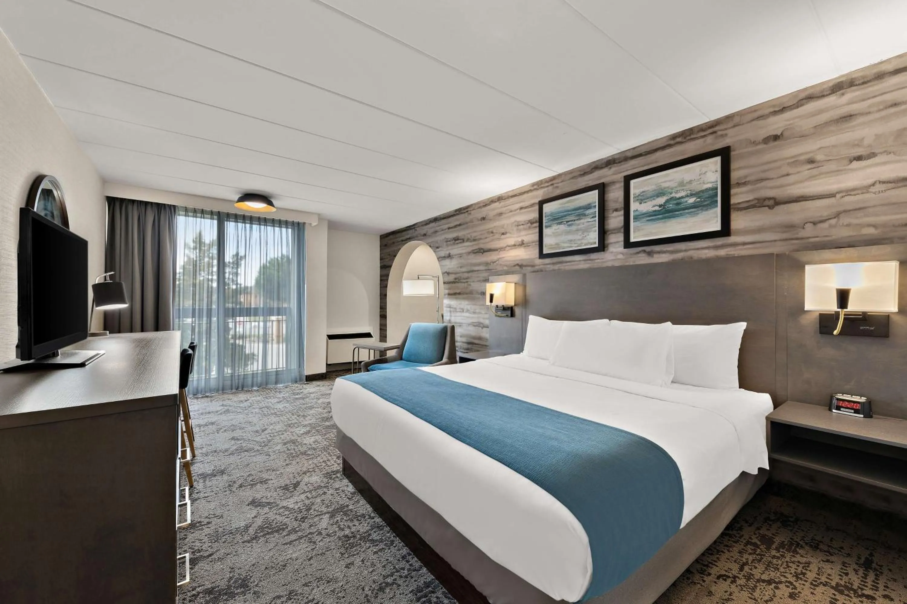 Photo of the whole room, Bed in Best Western Parkway Hotel Toronto North