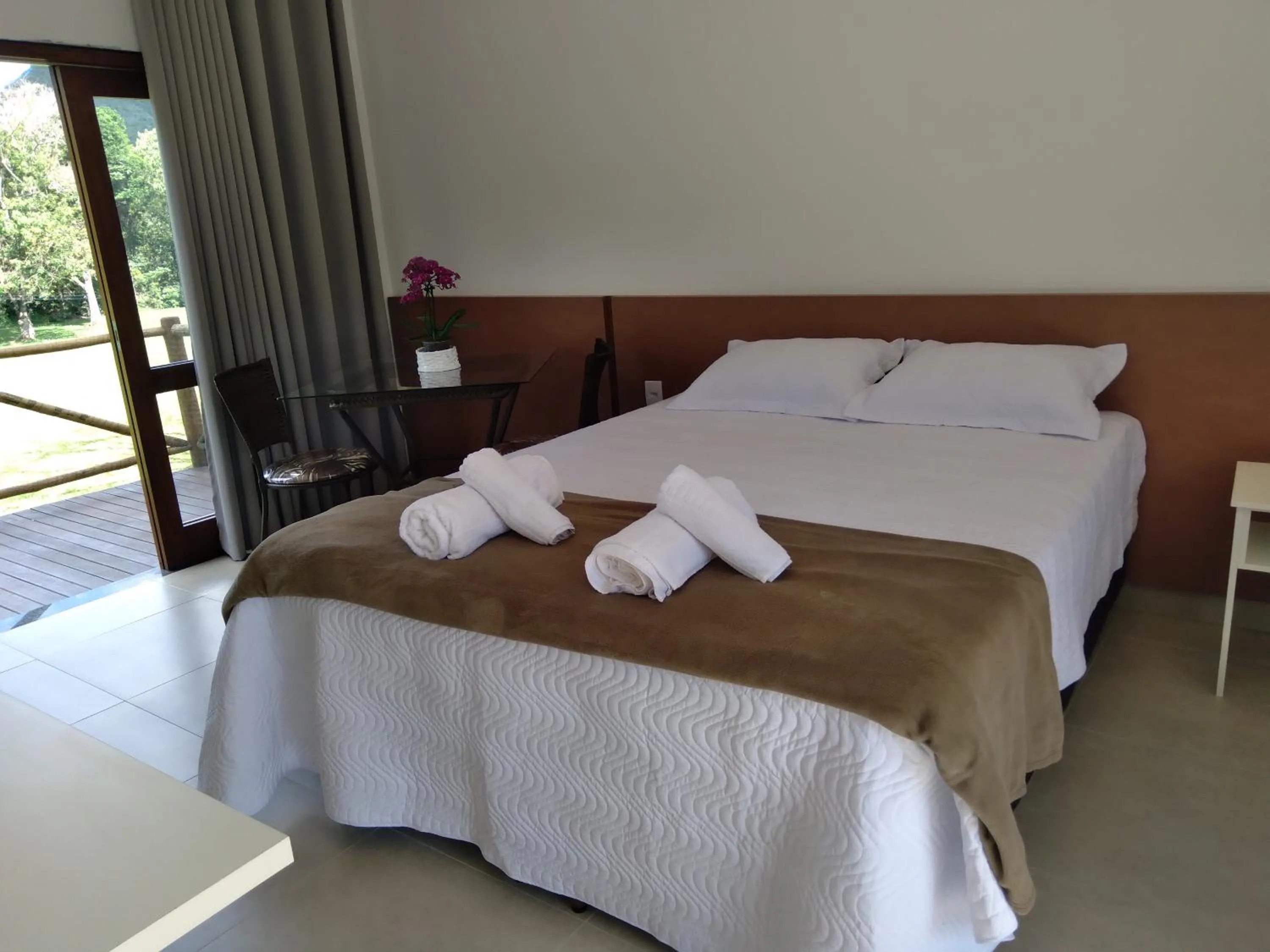 Photo of the whole room, Bed in Chalé Águas Claras