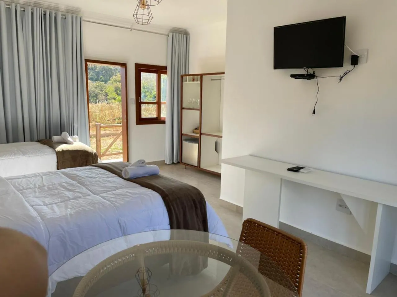 Communal lounge/ TV room, Bed in Chalé Águas Claras