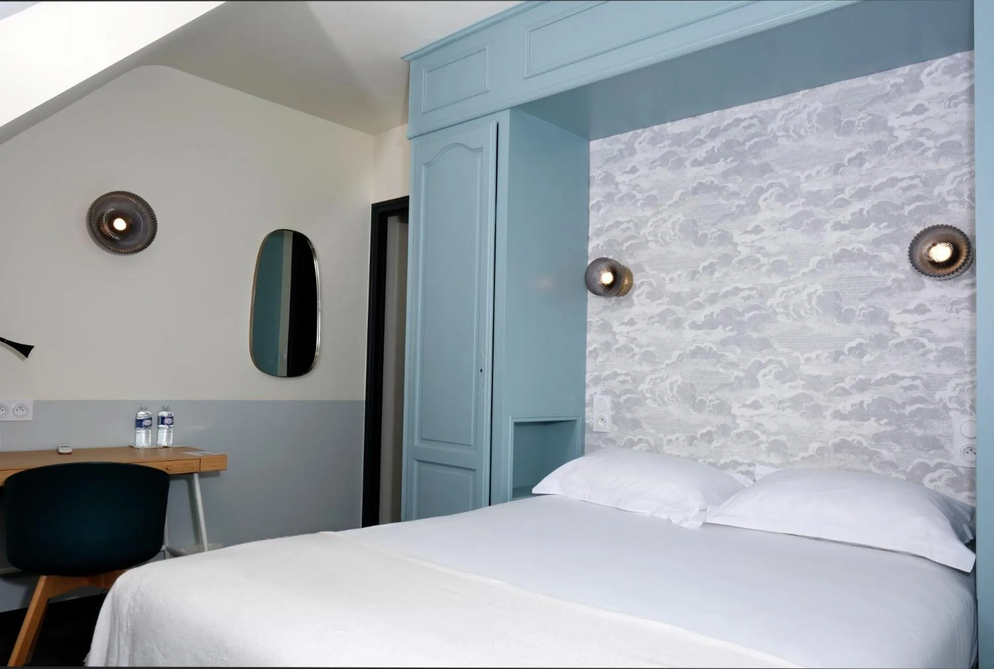 Bedroom, Bed in The Originals City, Hôtel Armen Le Triton, Roscoff