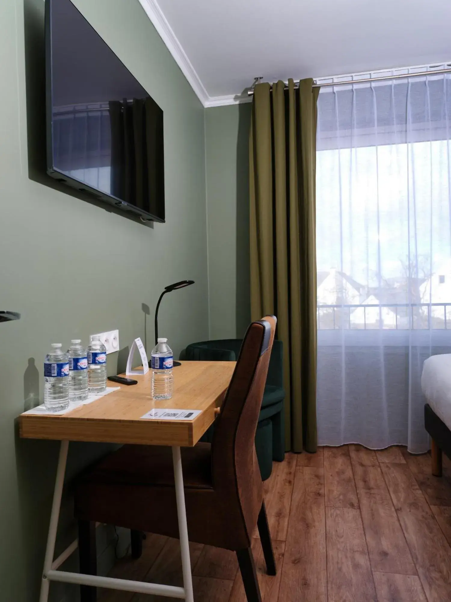 Shower, Bed in The Originals City, Hôtel Armen Le Triton, Roscoff Shower, Bed in The Originals City, Hôtel Armen Le Triton, Roscoff