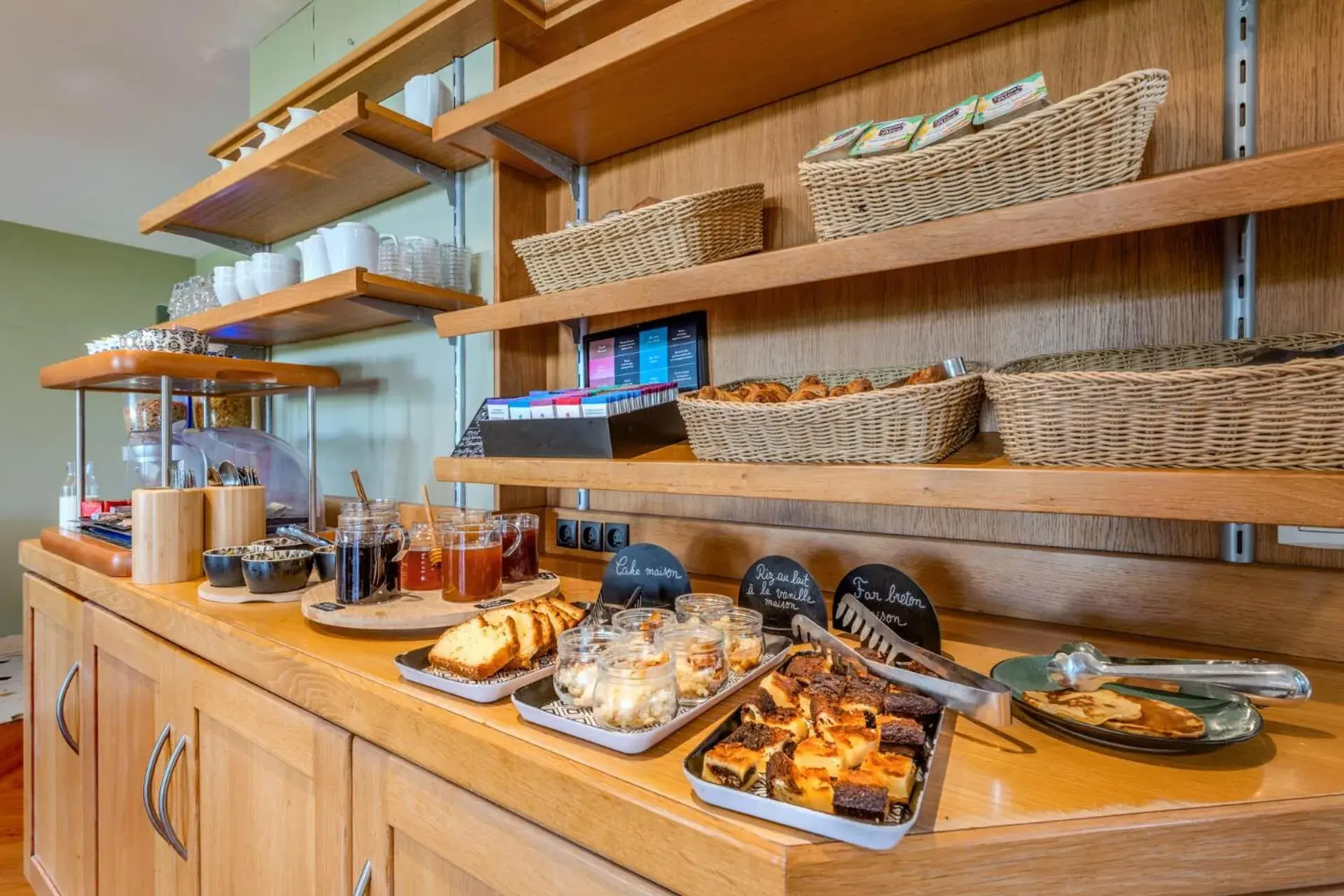 Breakfast in The Originals City, Hôtel Armen Le Triton, Roscoff Breakfast in The Originals City, Hôtel Armen Le Triton, Roscoff