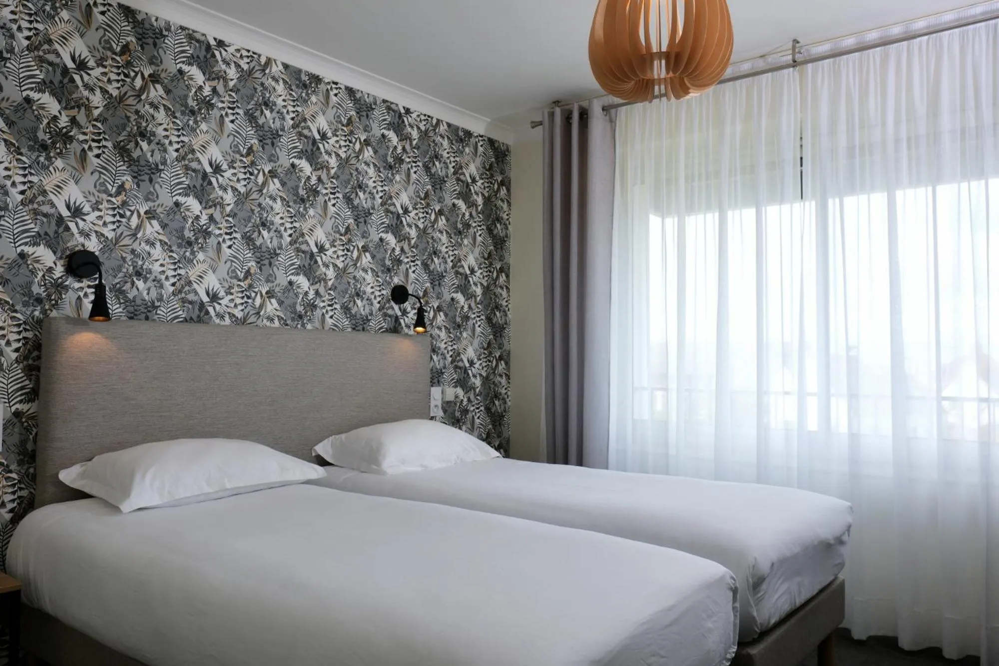 Bedroom, Bed in The Originals City, Hôtel Armen Le Triton, Roscoff