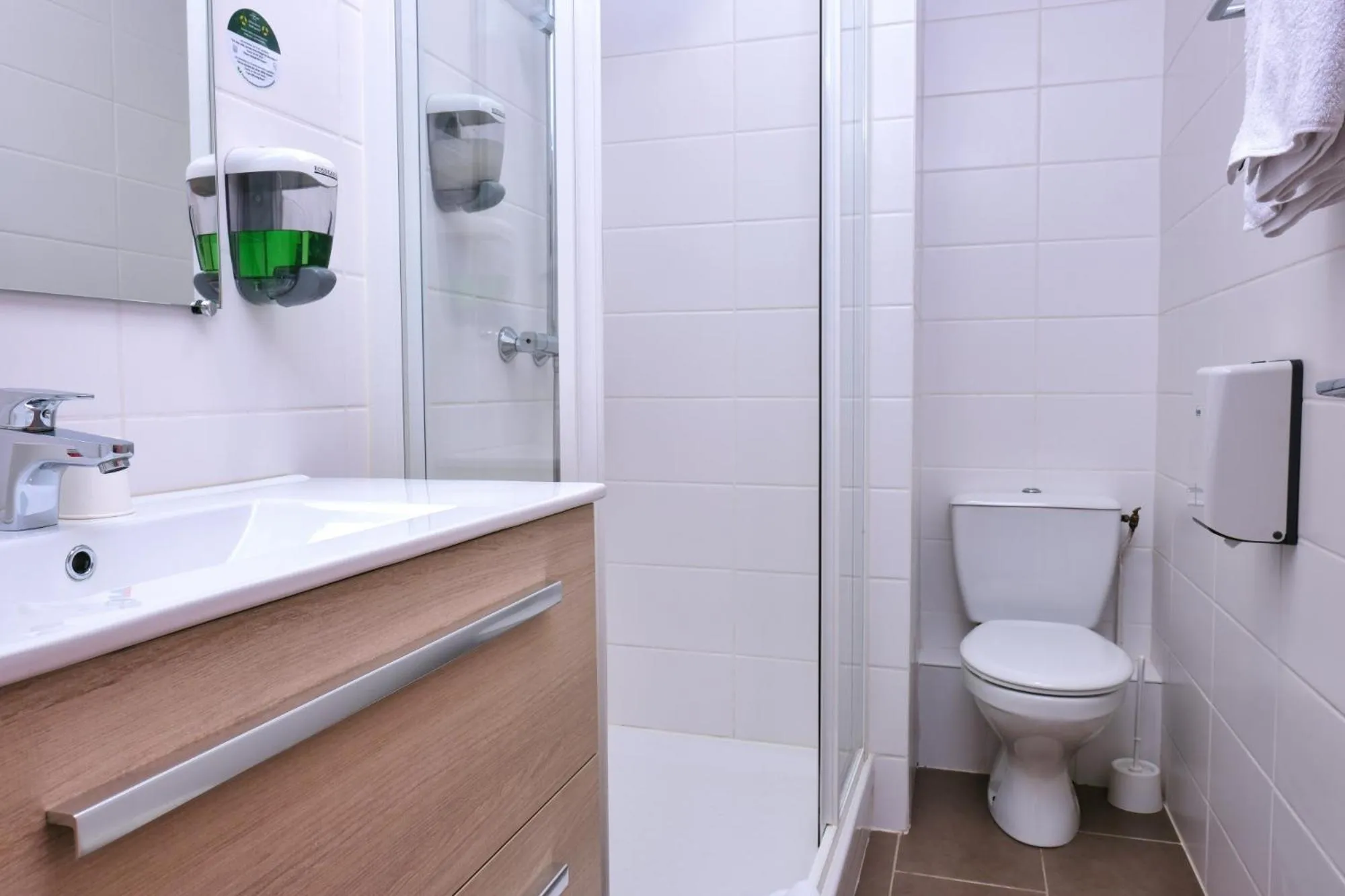 Bathroom in The Originals City, Hôtel Armen Le Triton, Roscoff