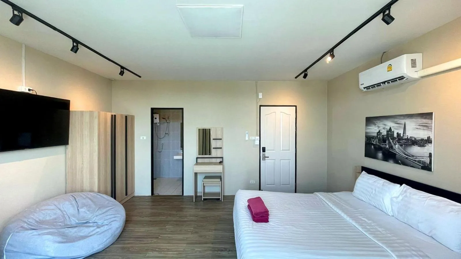 Bed in Breakers Hotel Rawai