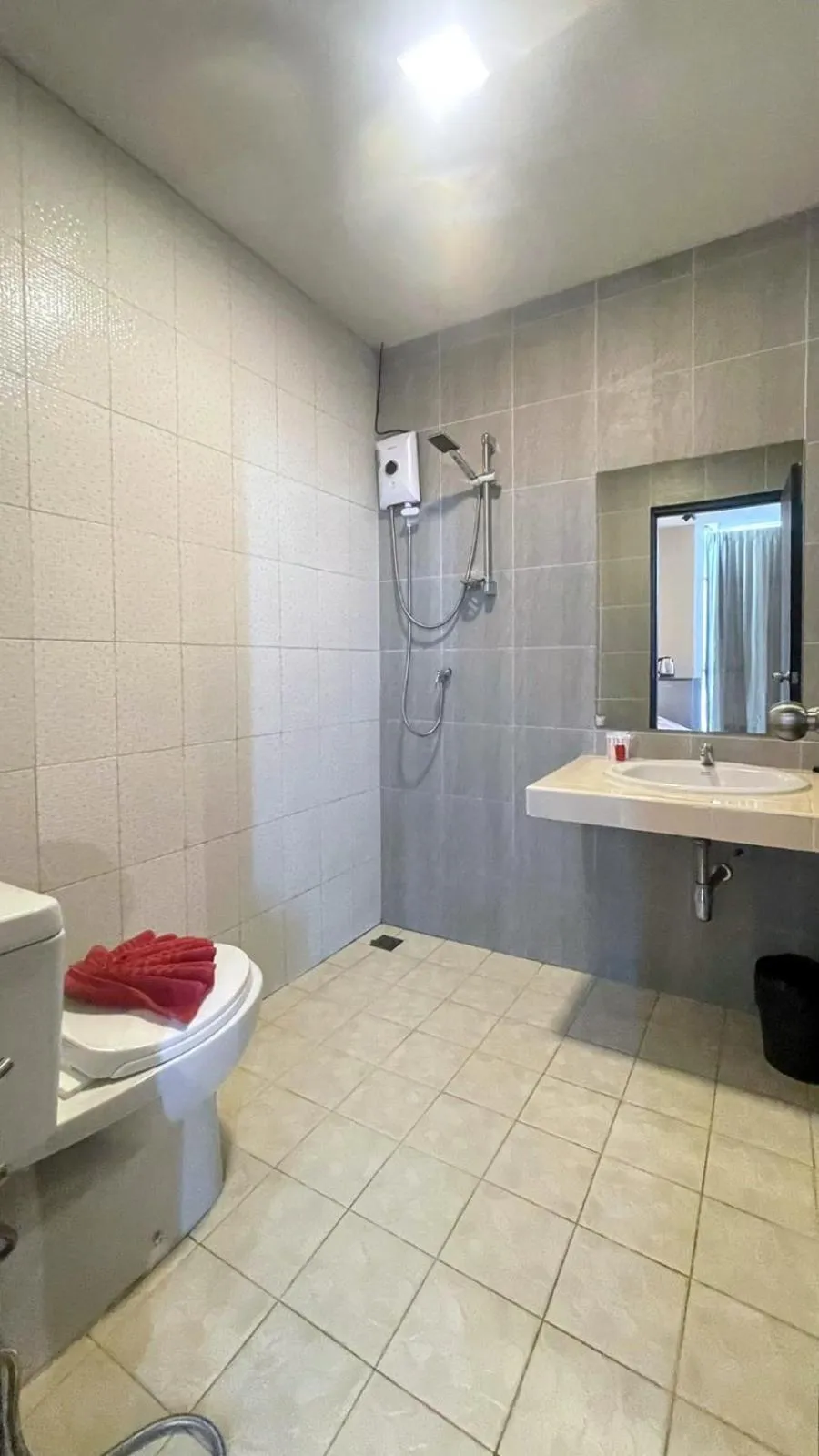 Shower in Breakers Hotel Rawai