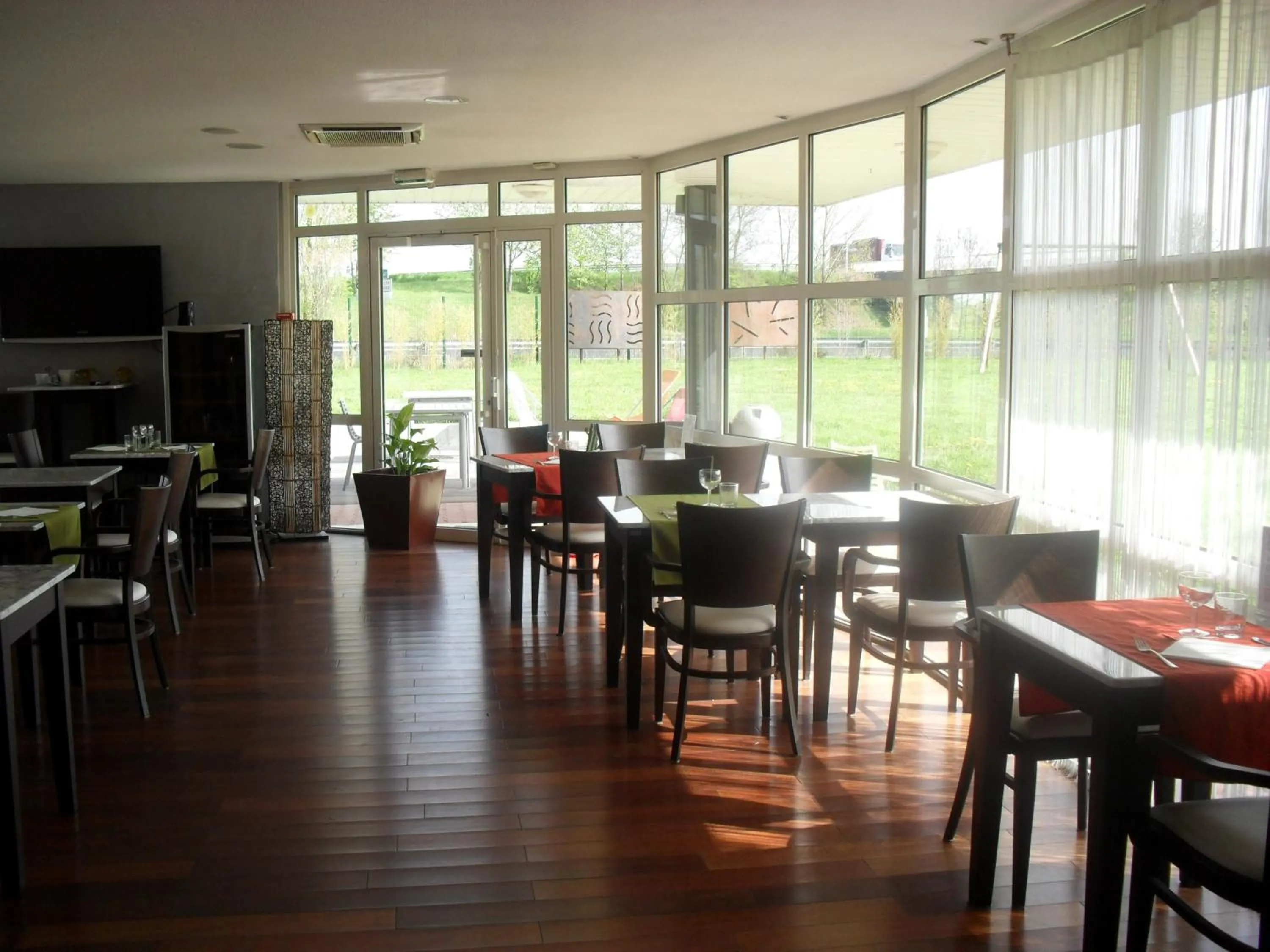 Restaurant/places to eat in Hôtel Evan