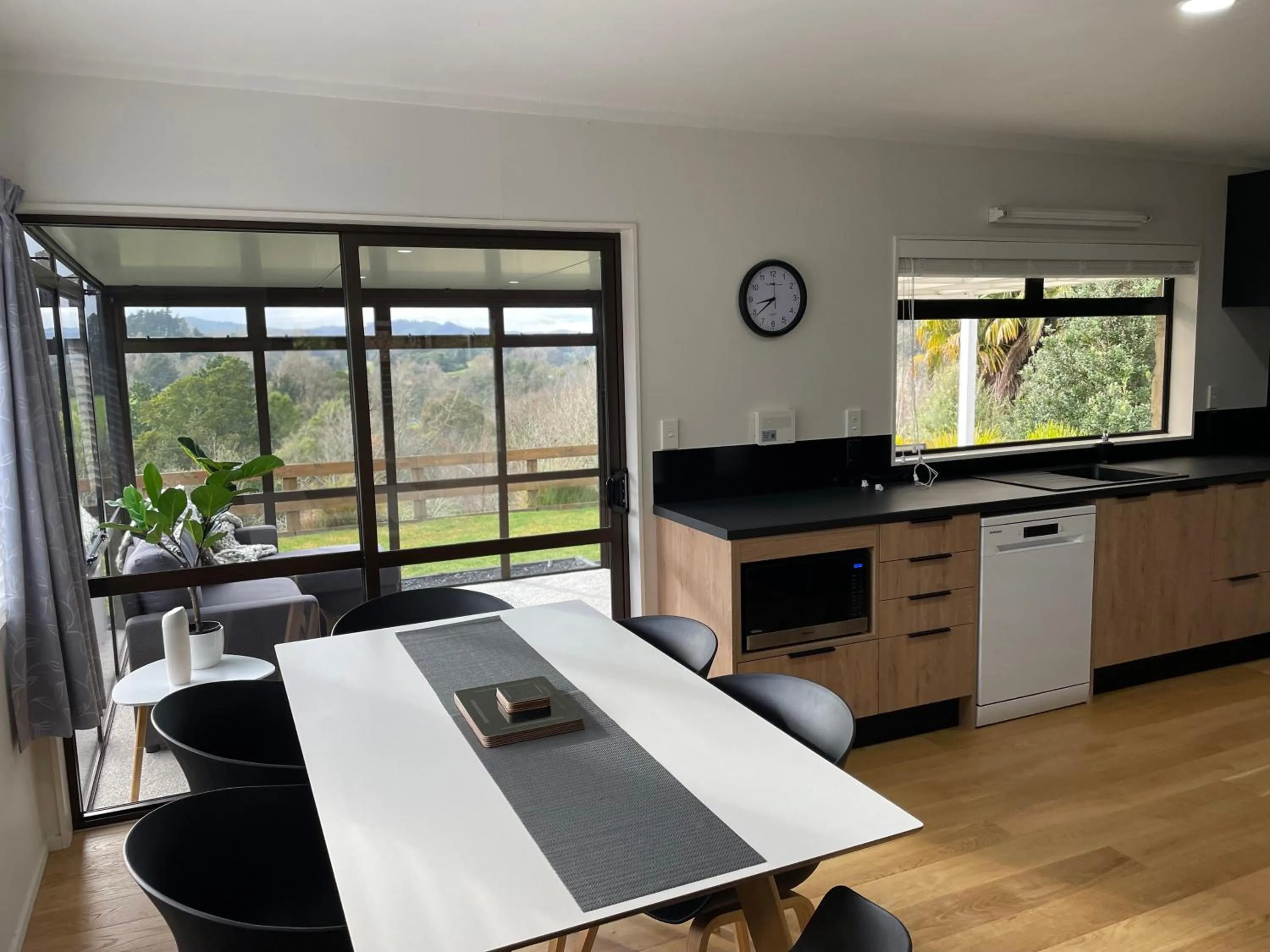 Modern apartment- rural outlook, central Cambridge