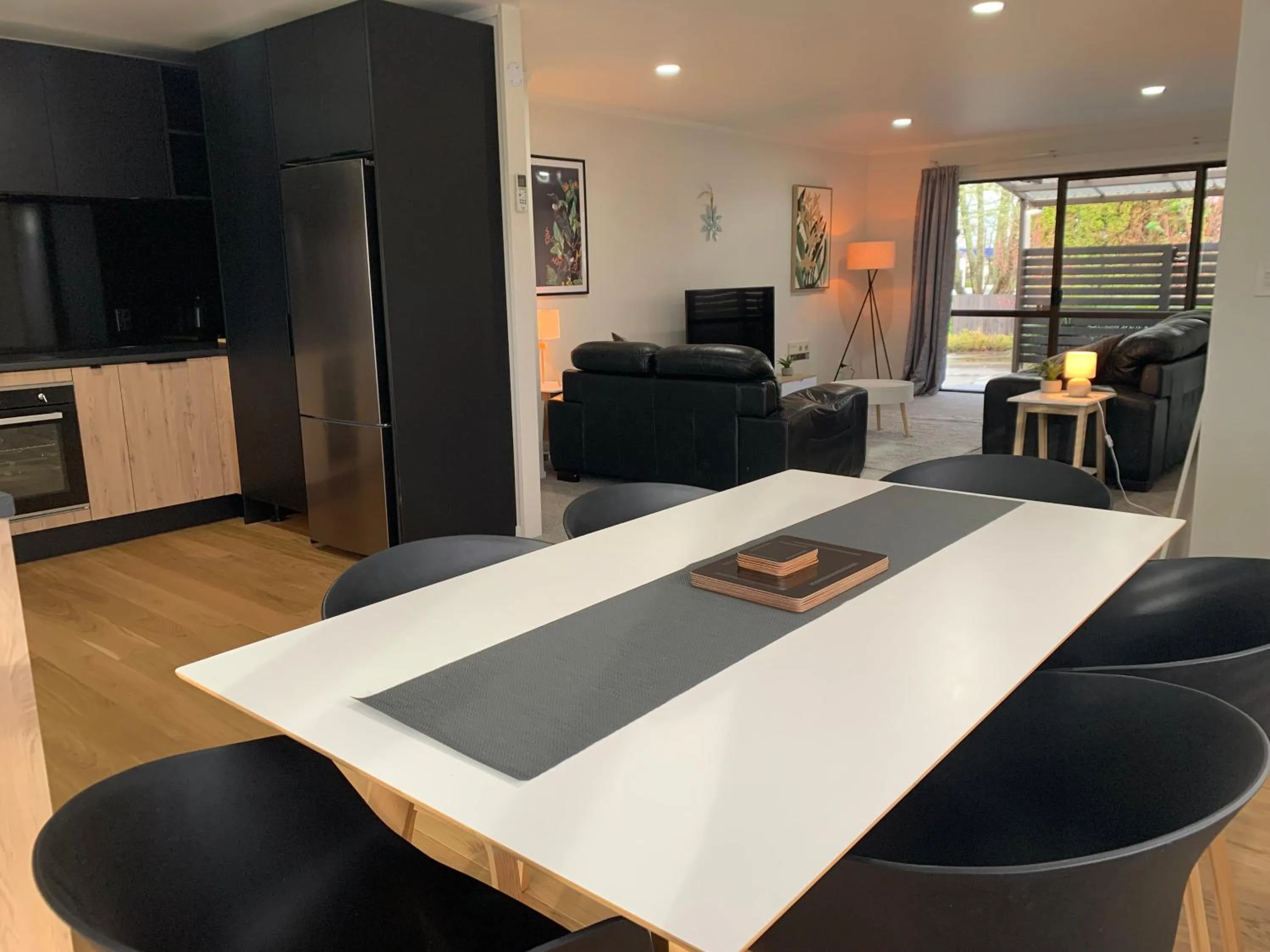 Modern apartment- rural outlook, central Cambridge