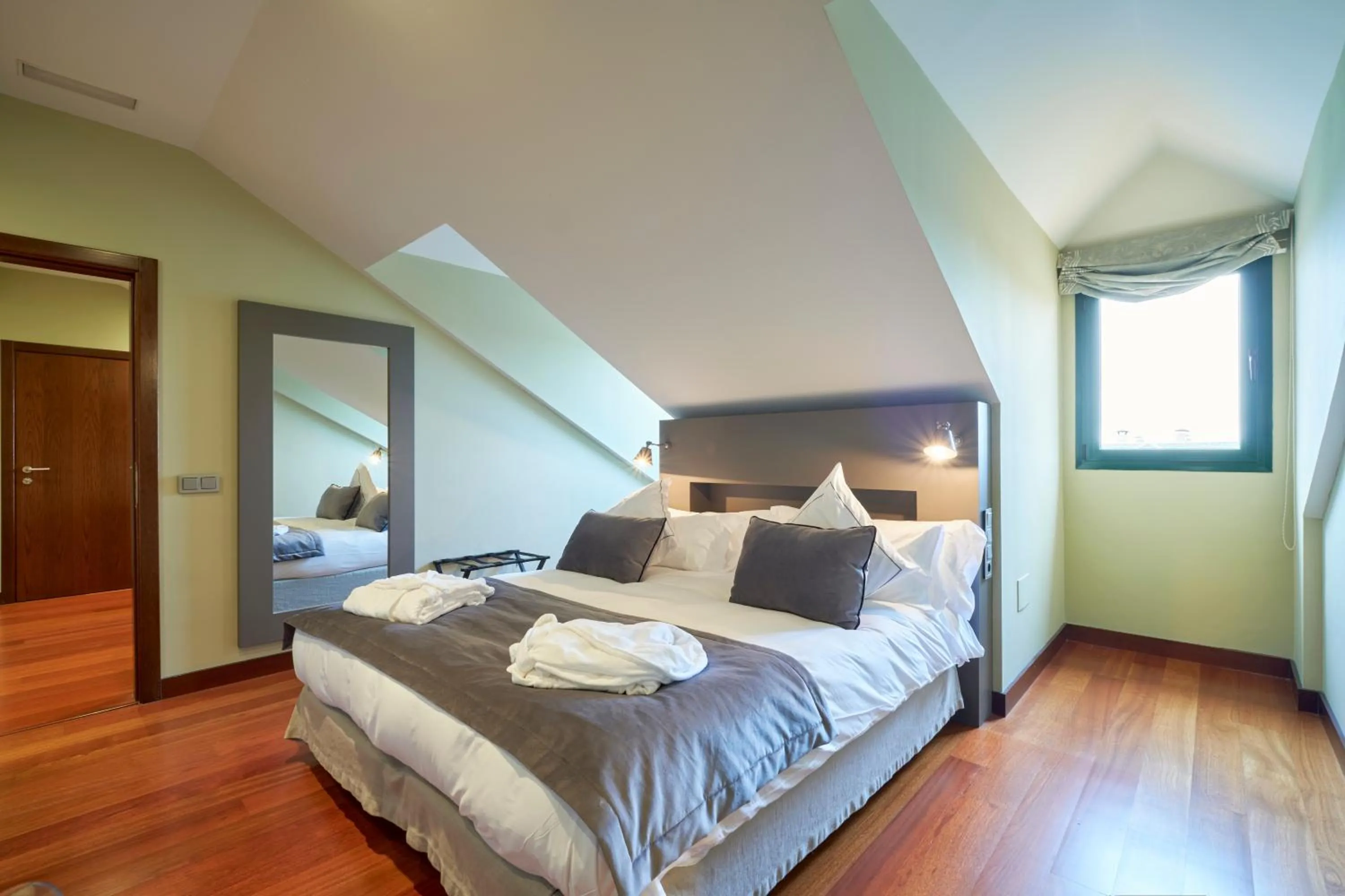 View (from property/room), Bed in Hotel AR Isabel de Farnesio