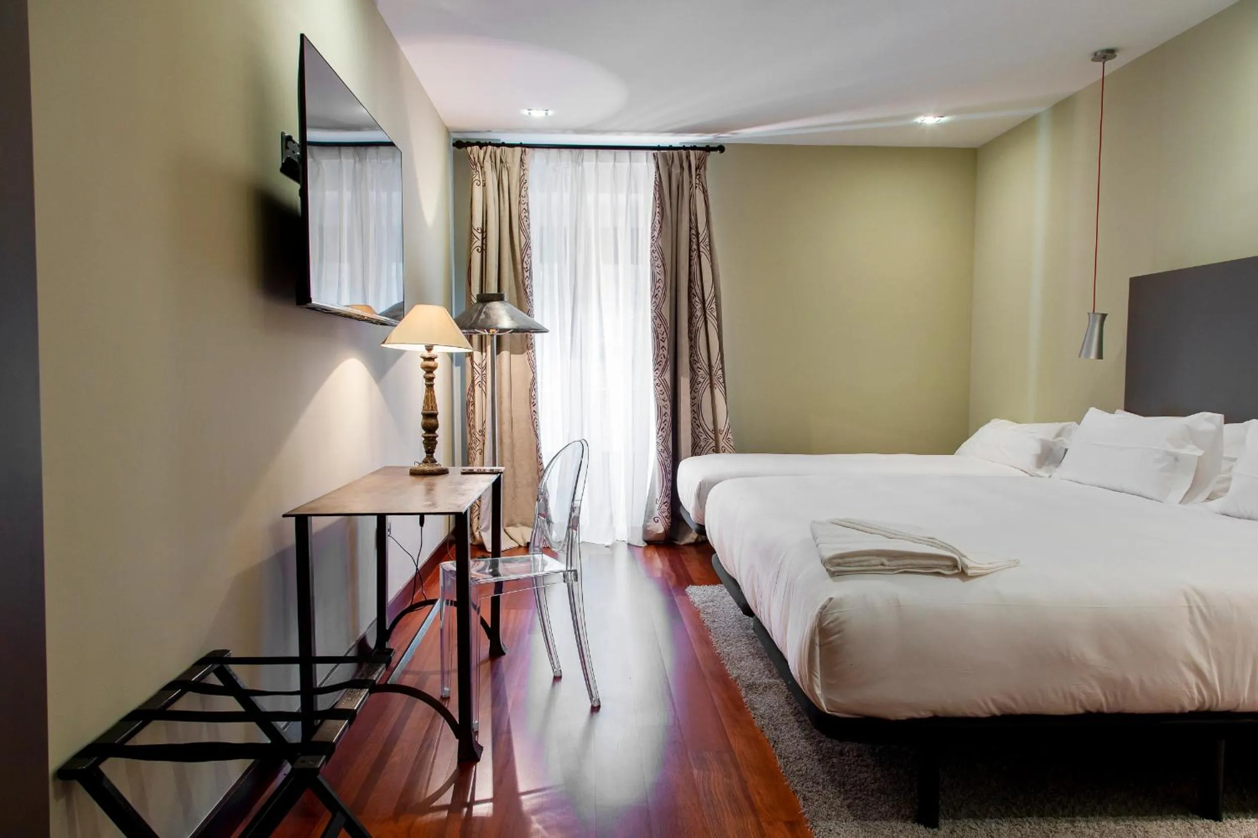 Photo of the whole room, Bed in Hotel AR Isabel de Farnesio