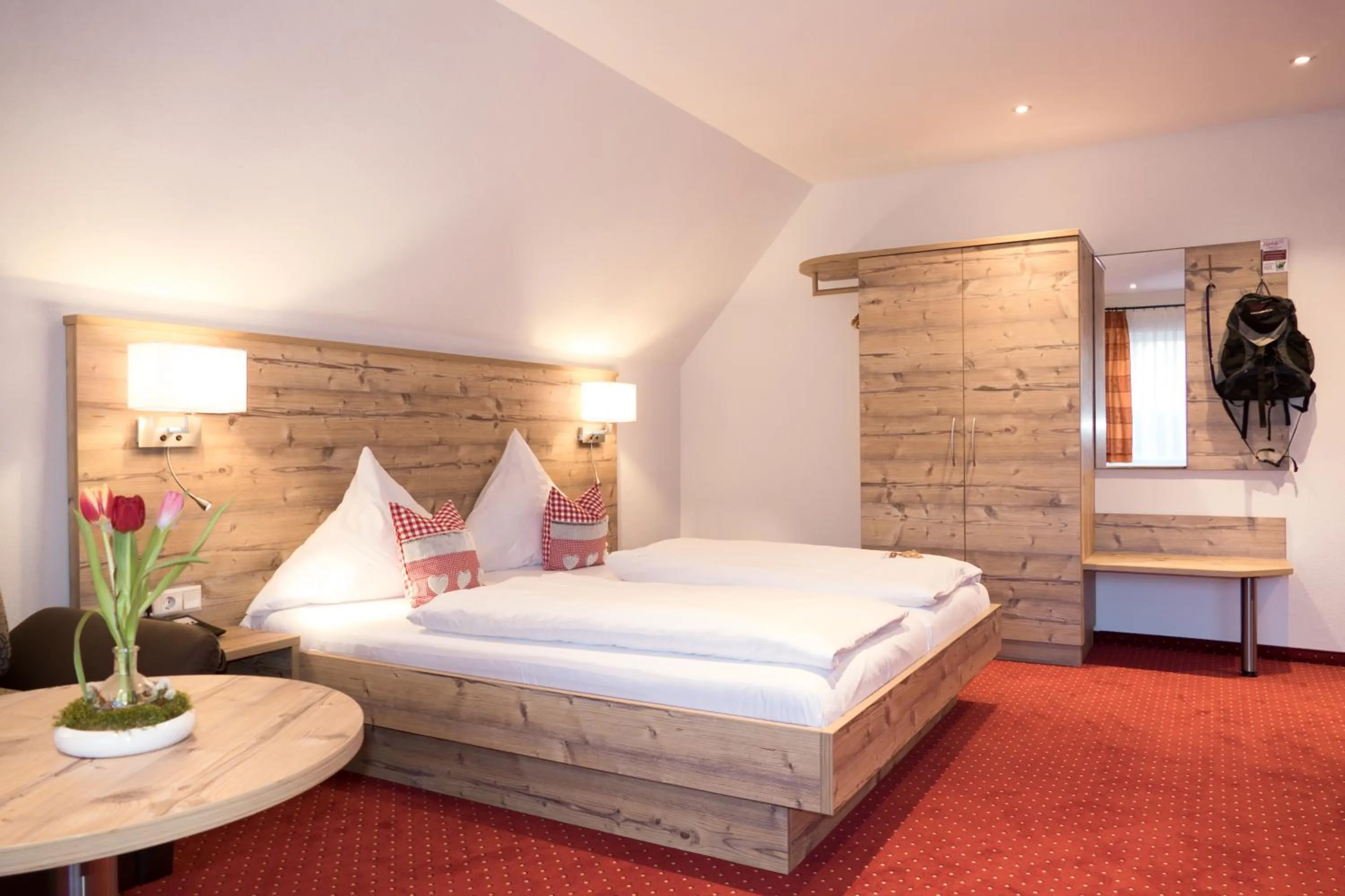 Photo of the whole room, Bed in Höhenhotel & Restaurant Kalikutt