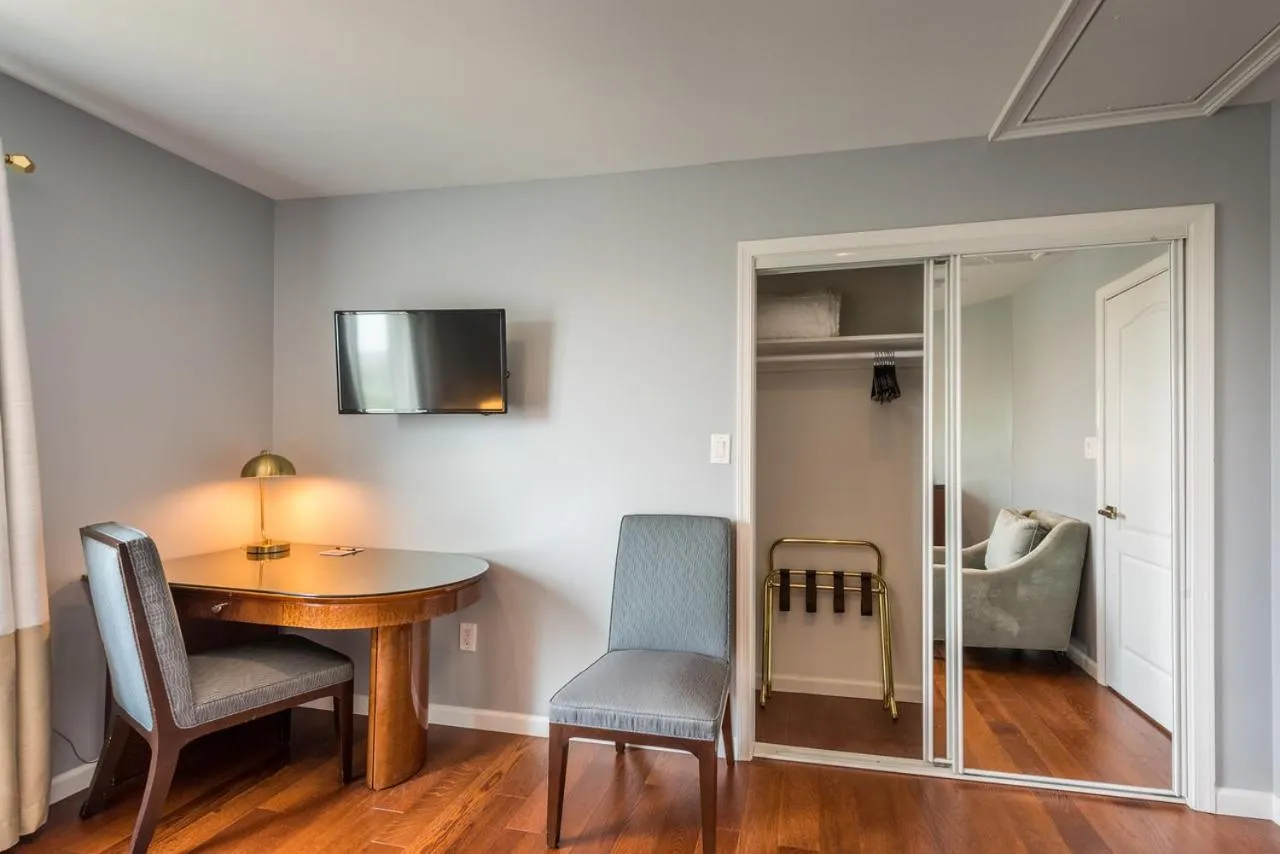 Lago-mar Luxury Modern Waterfront Home