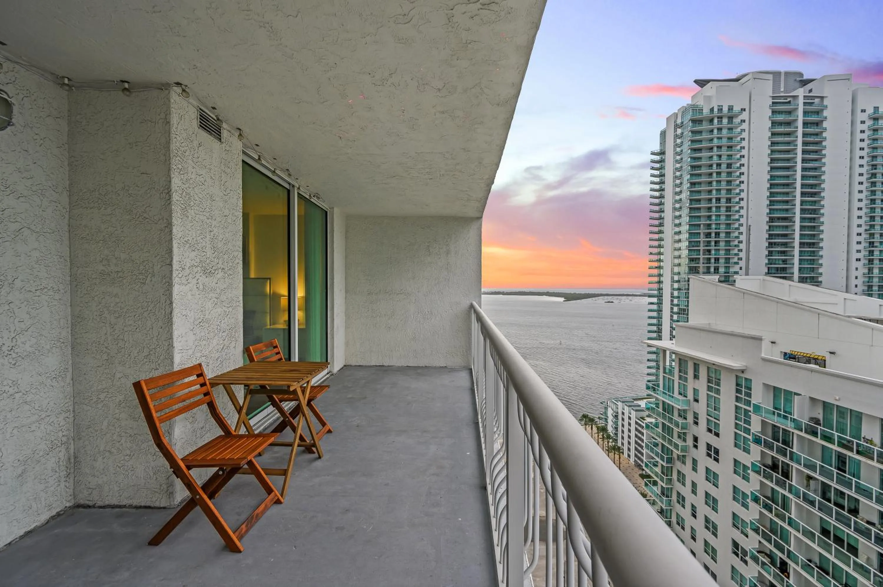 LUXURIOUS 1BR HIGH RISE CONDO BRICKELL-Free Parking