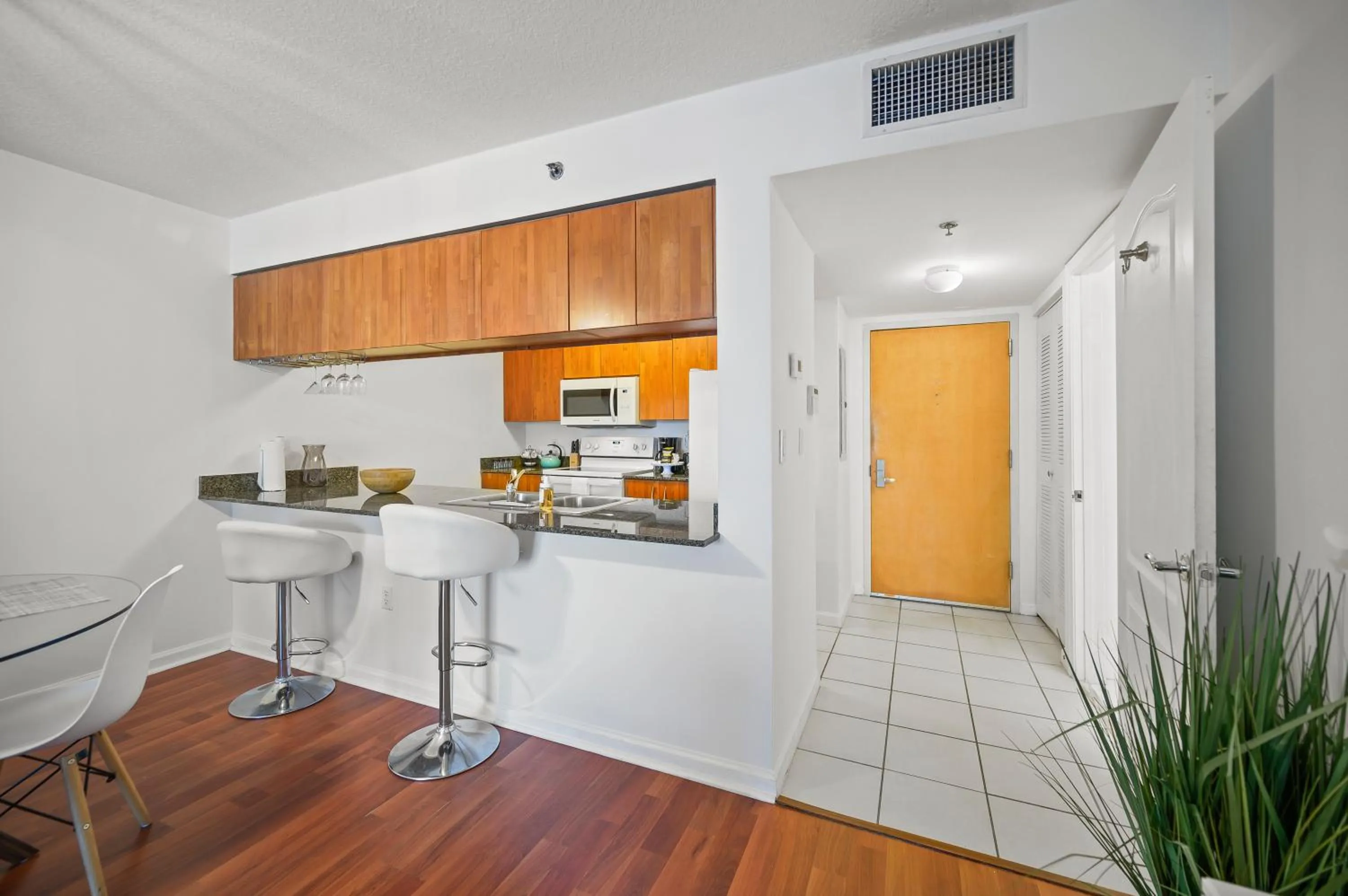 LUXURIOUS 1BR HIGH RISE CONDO BRICKELL-Free Parking