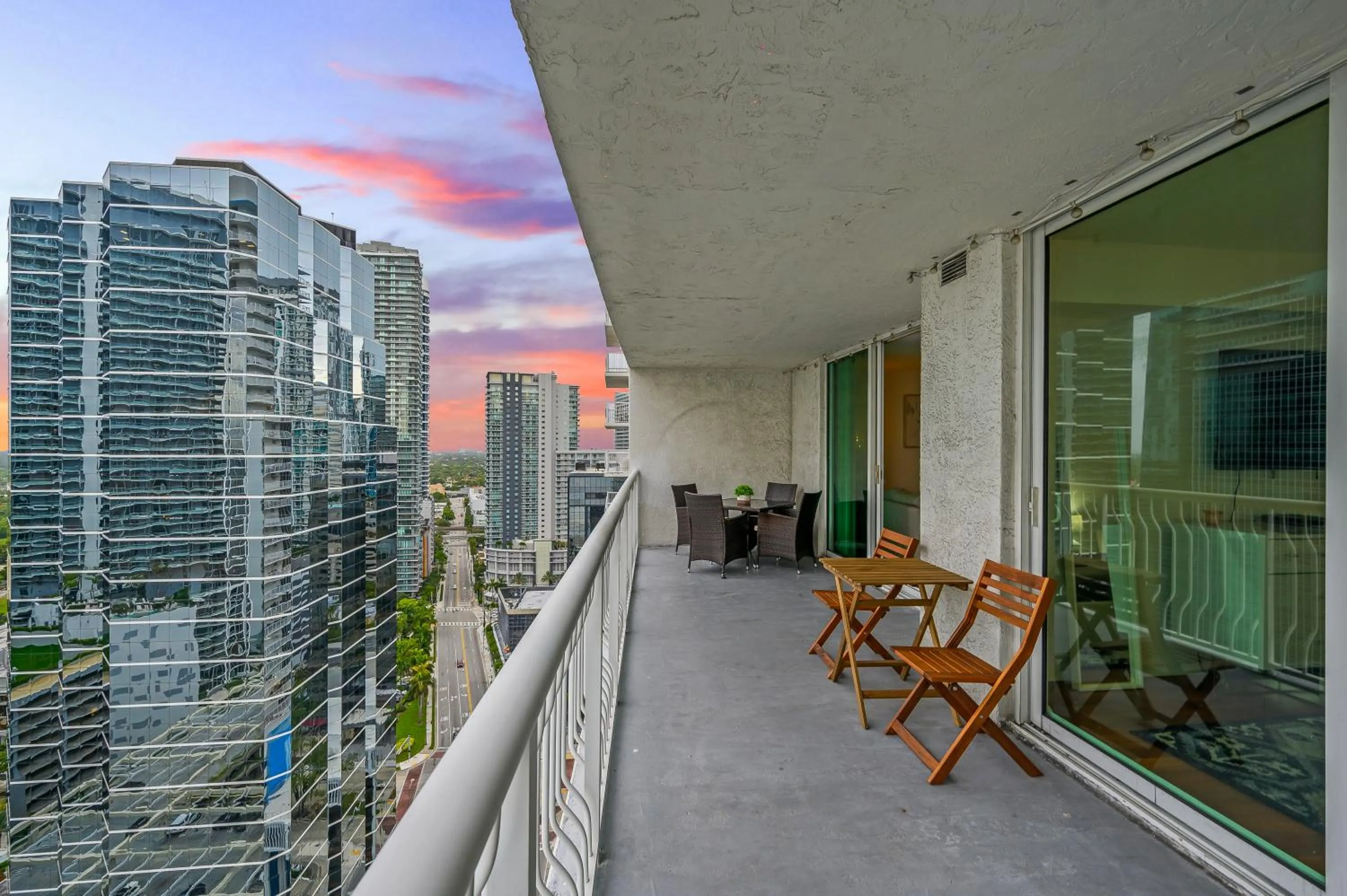 LUXURIOUS 1BR HIGH RISE CONDO BRICKELL-Free Parking
