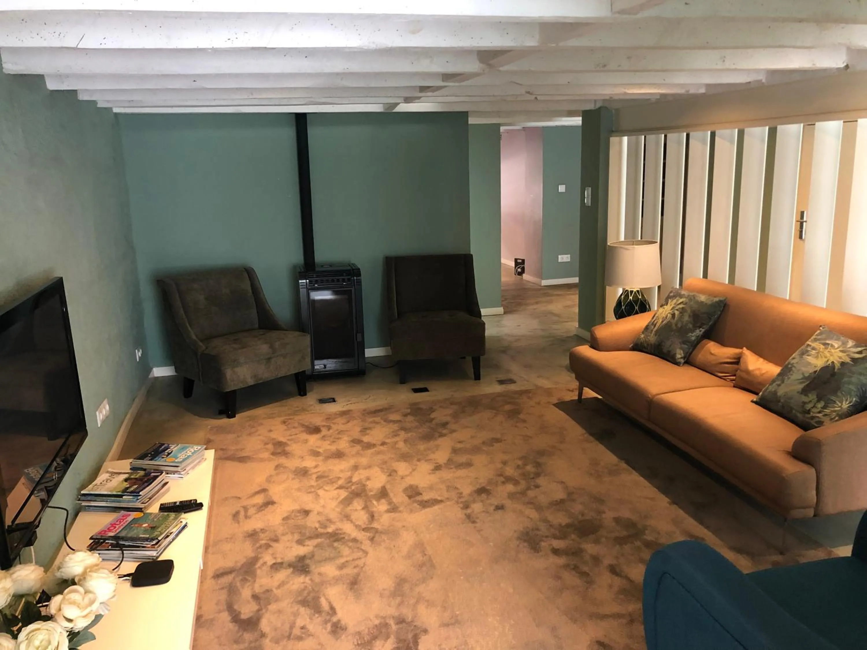 Communal lounge/ TV room in Godinho's House