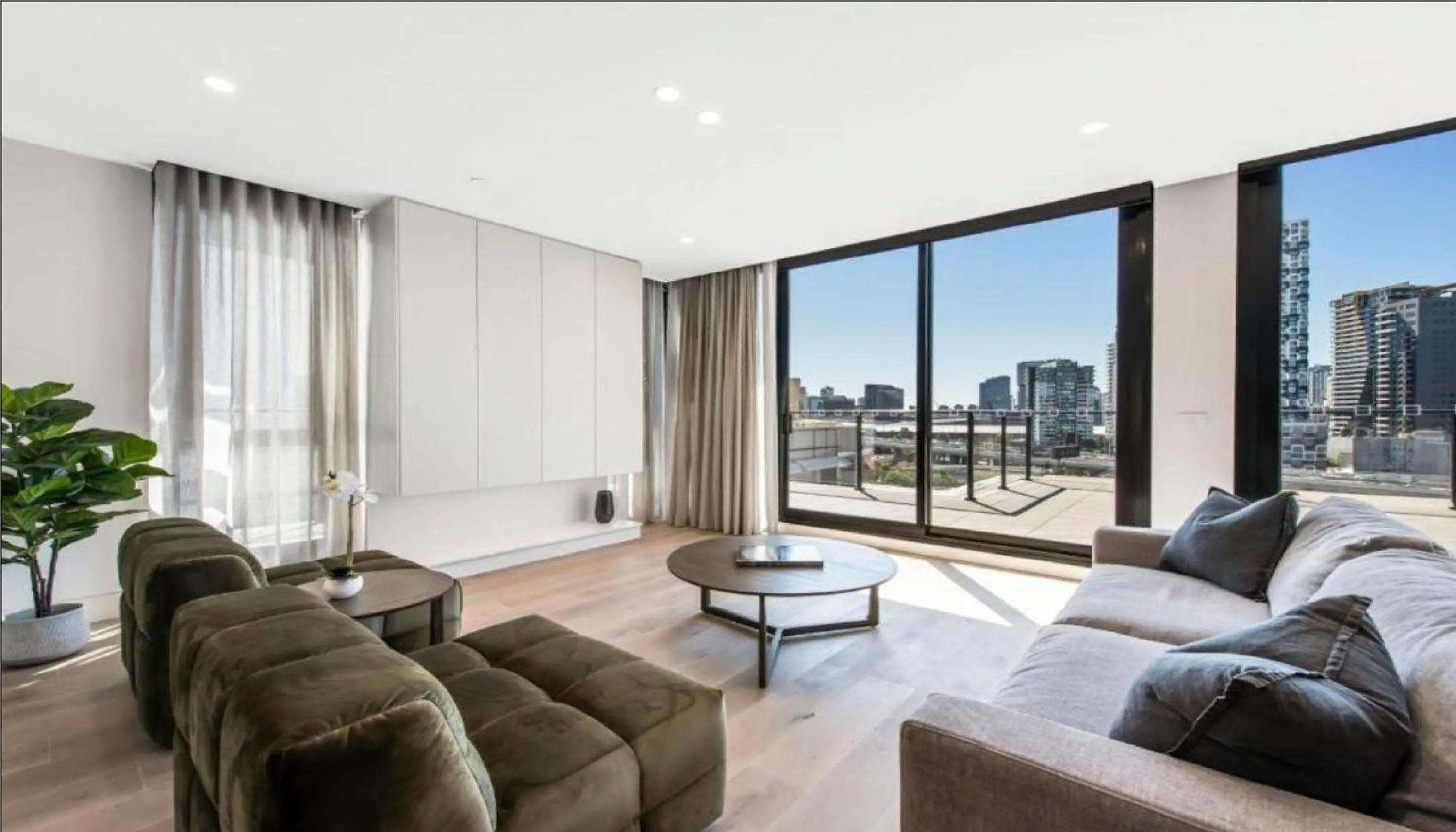 Luxury Penthouse with Astonishing Bay and City Views