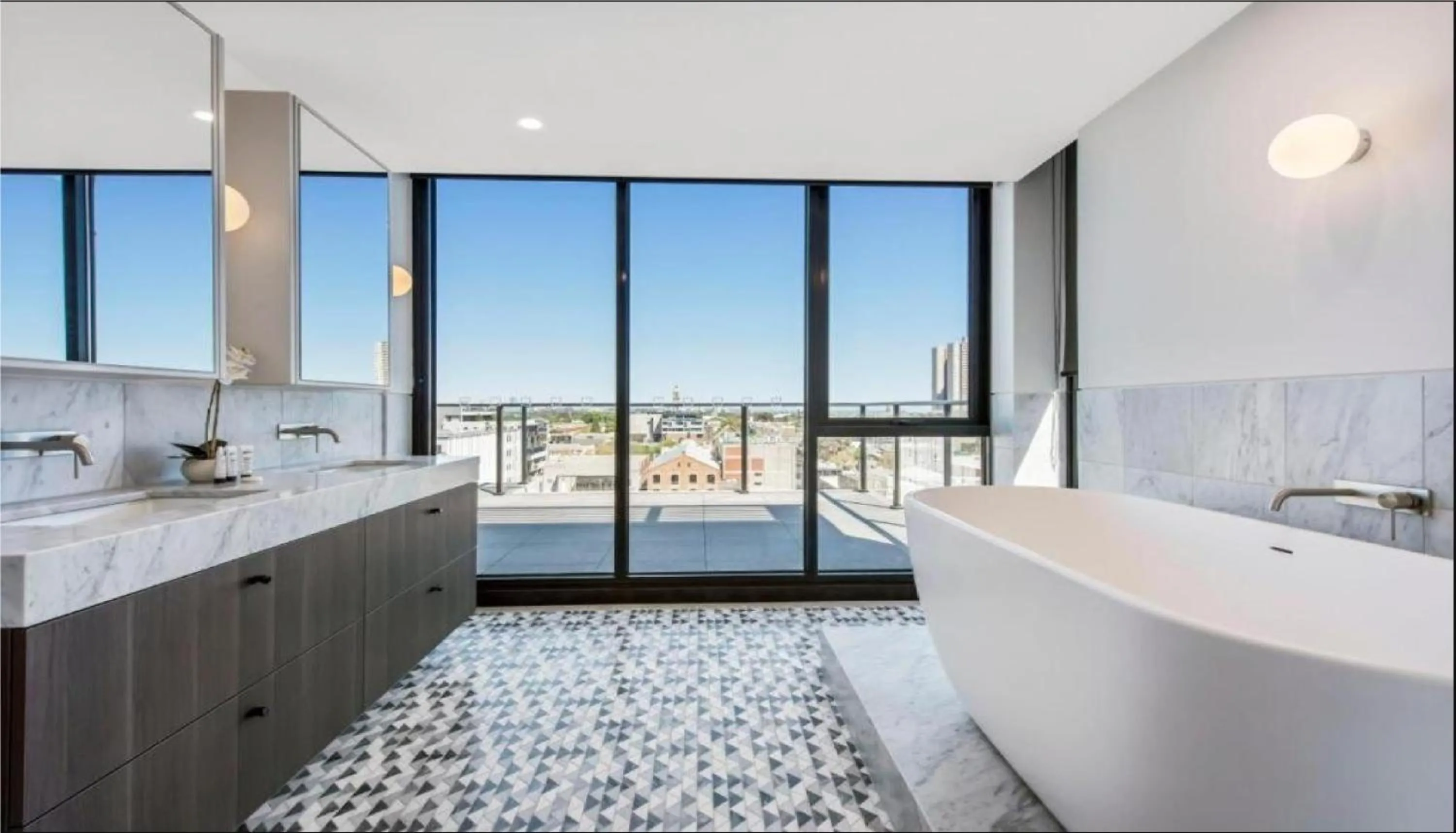 Luxury Penthouse with Astonishing Bay and City Views