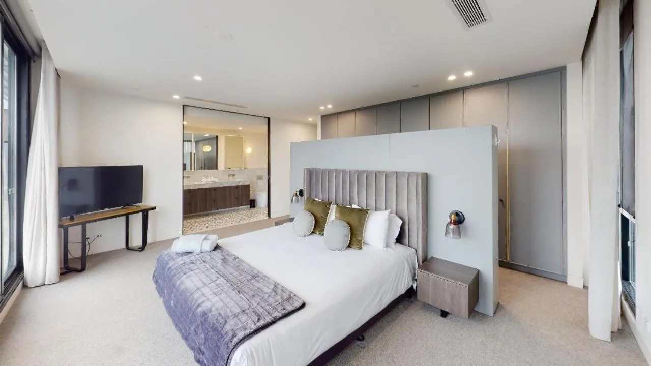 Bed in Luxury Penthouse with Astonishing Bay and City Views