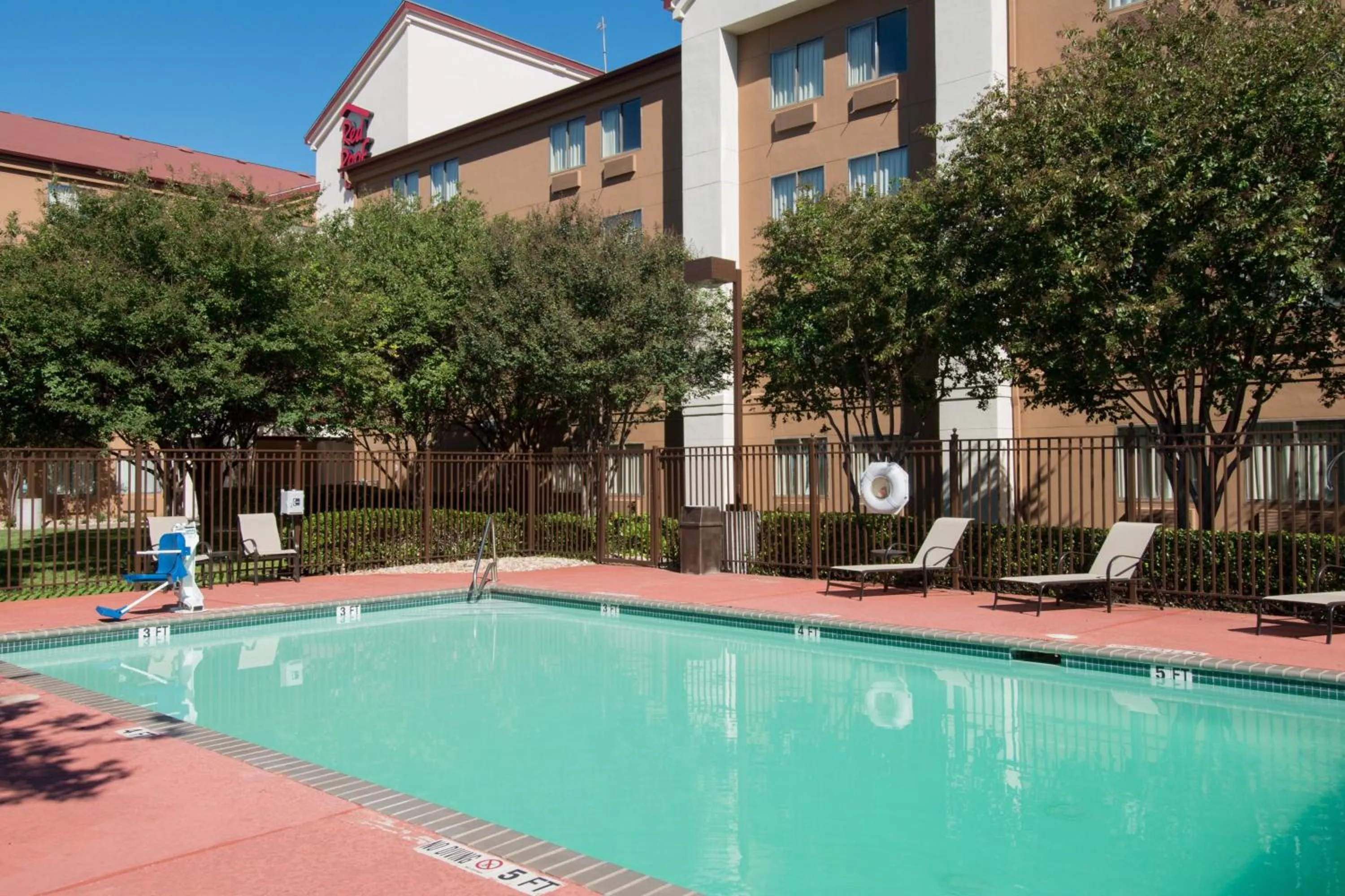 Swimming pool in Red Roof Inn PLUS+ Austin South