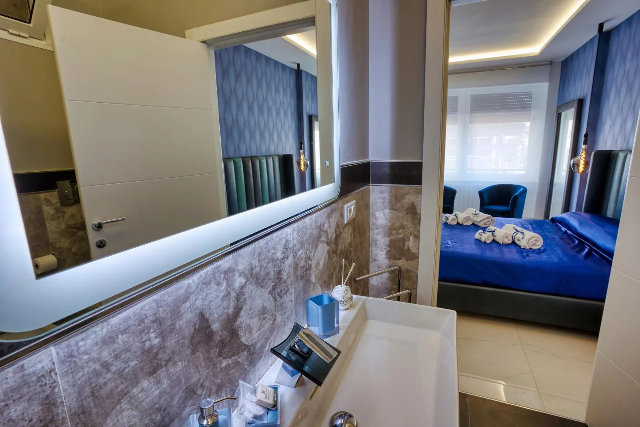 Bathroom, Bed in DISTINTO SUITE & ROOMS