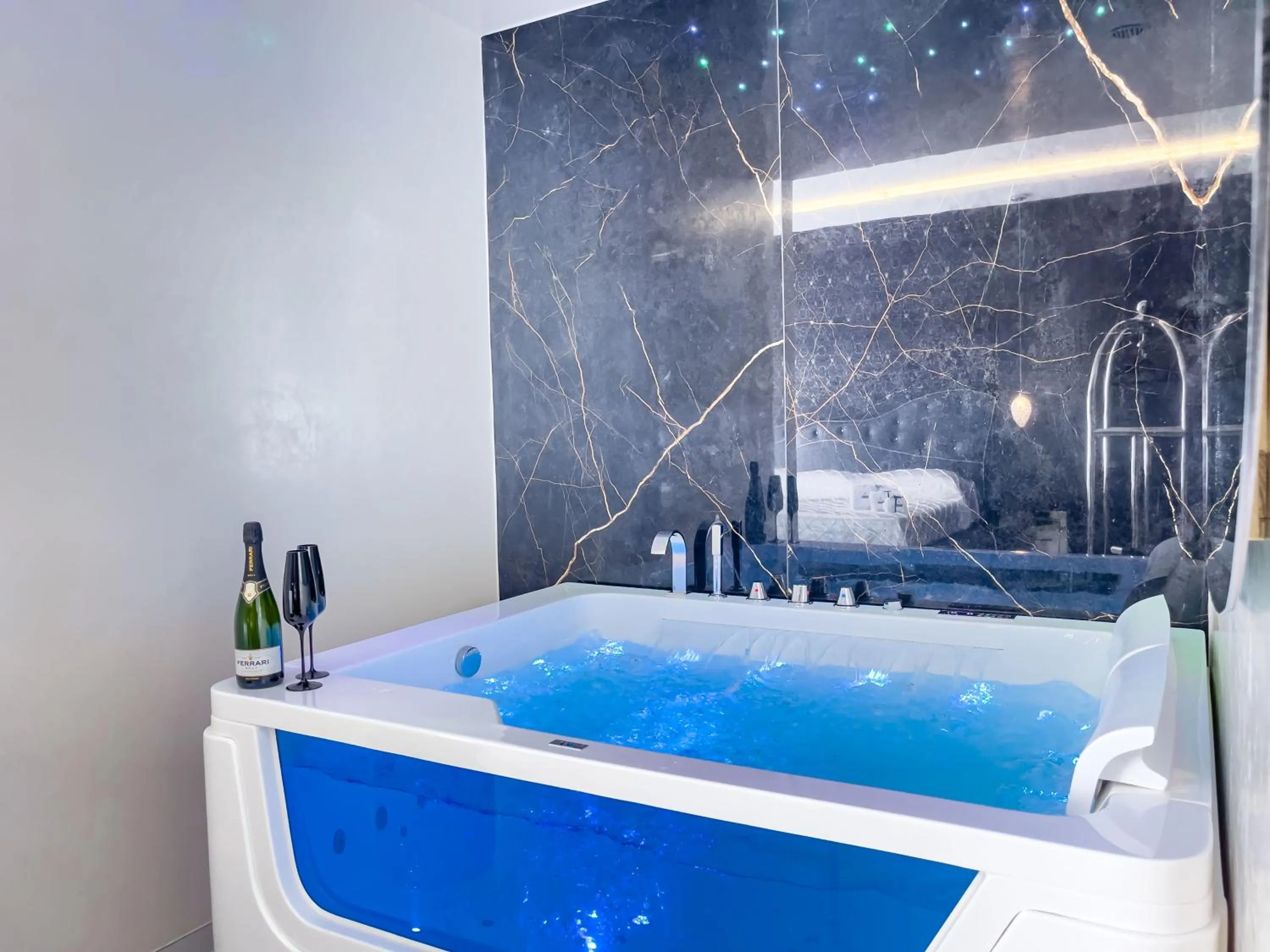 Swimming pool in DISTINTO SUITE & ROOMS