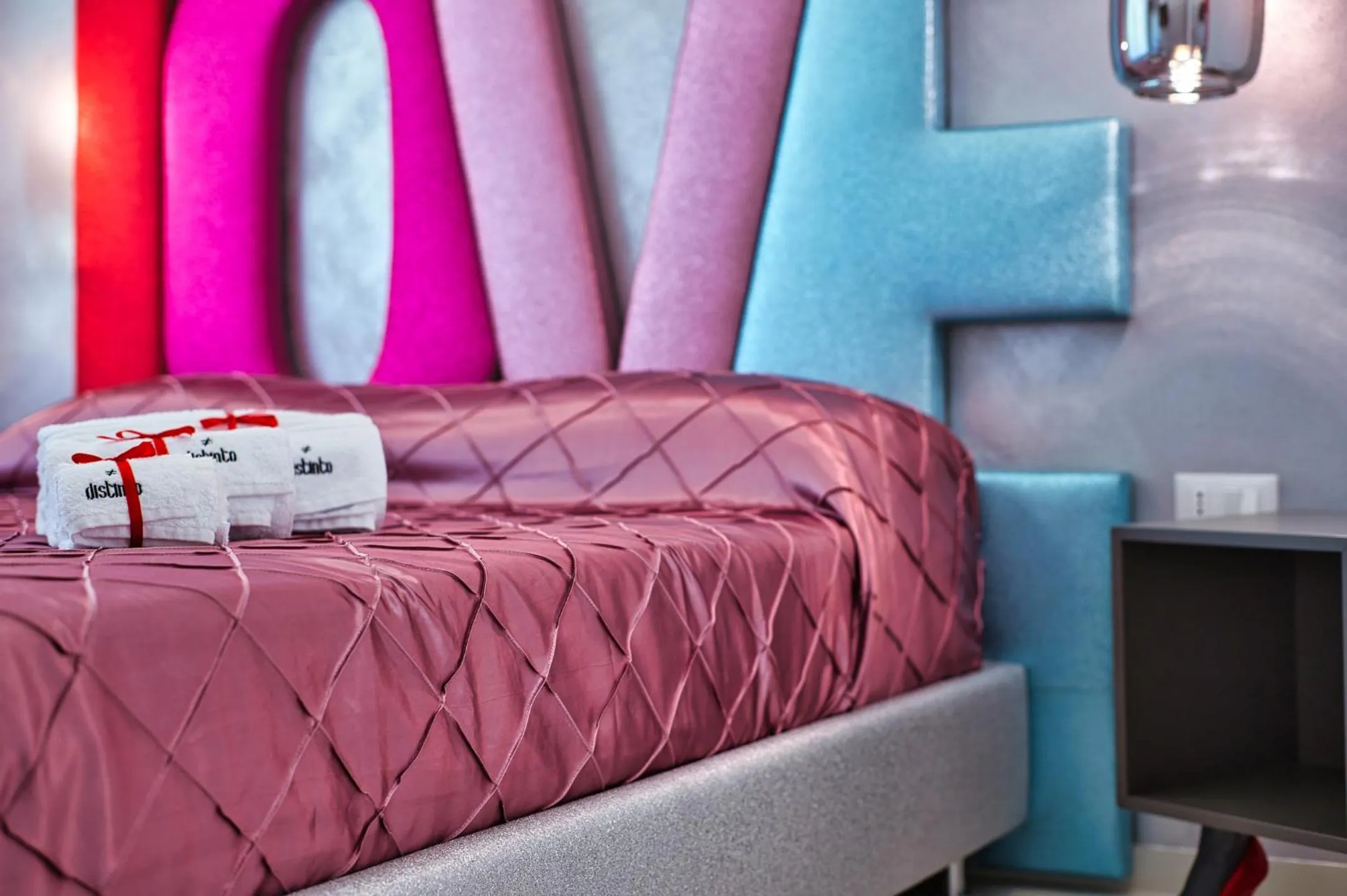 Bed in DISTINTO SUITE & ROOMS