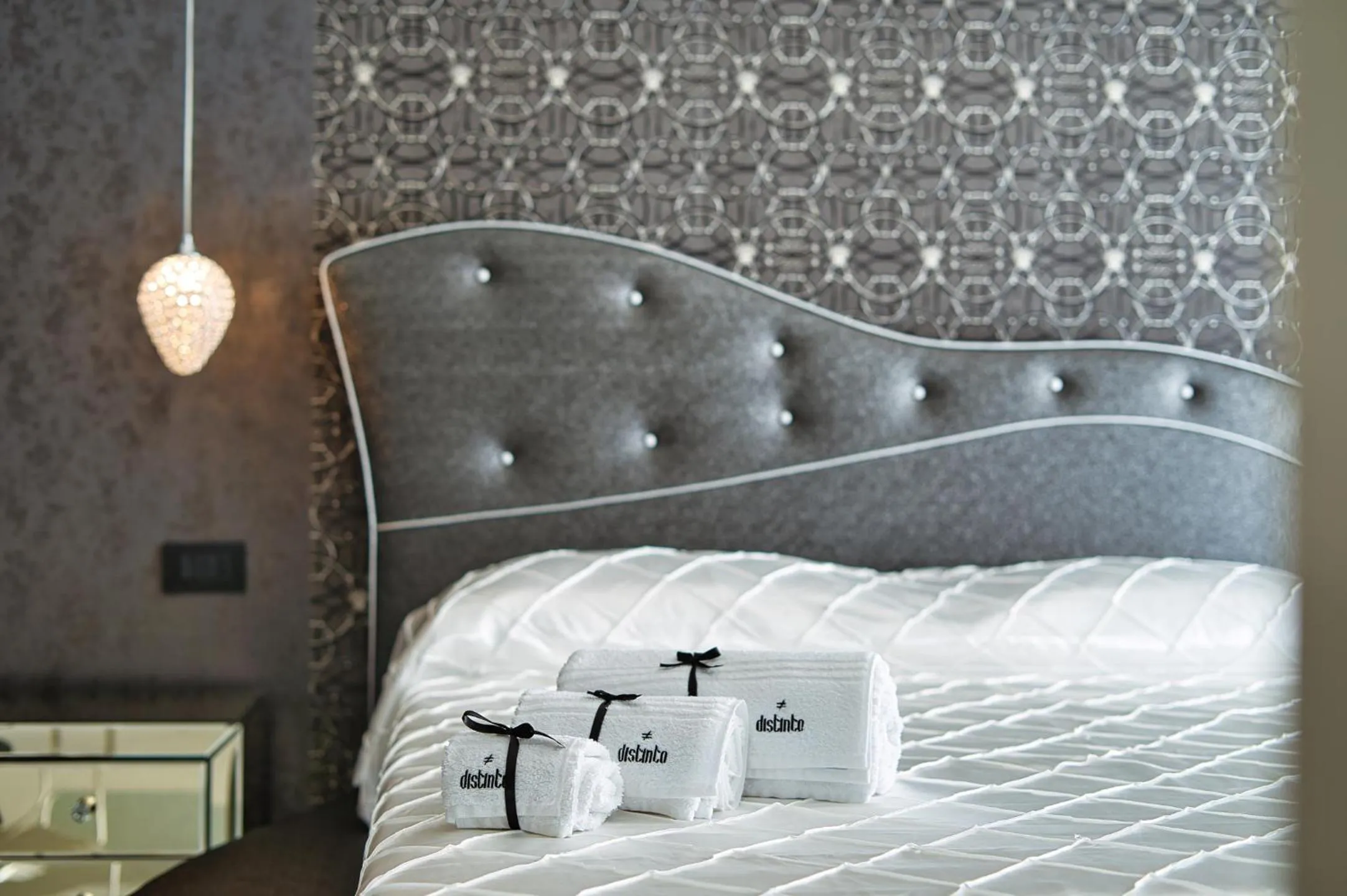 Bed in DISTINTO SUITE & ROOMS