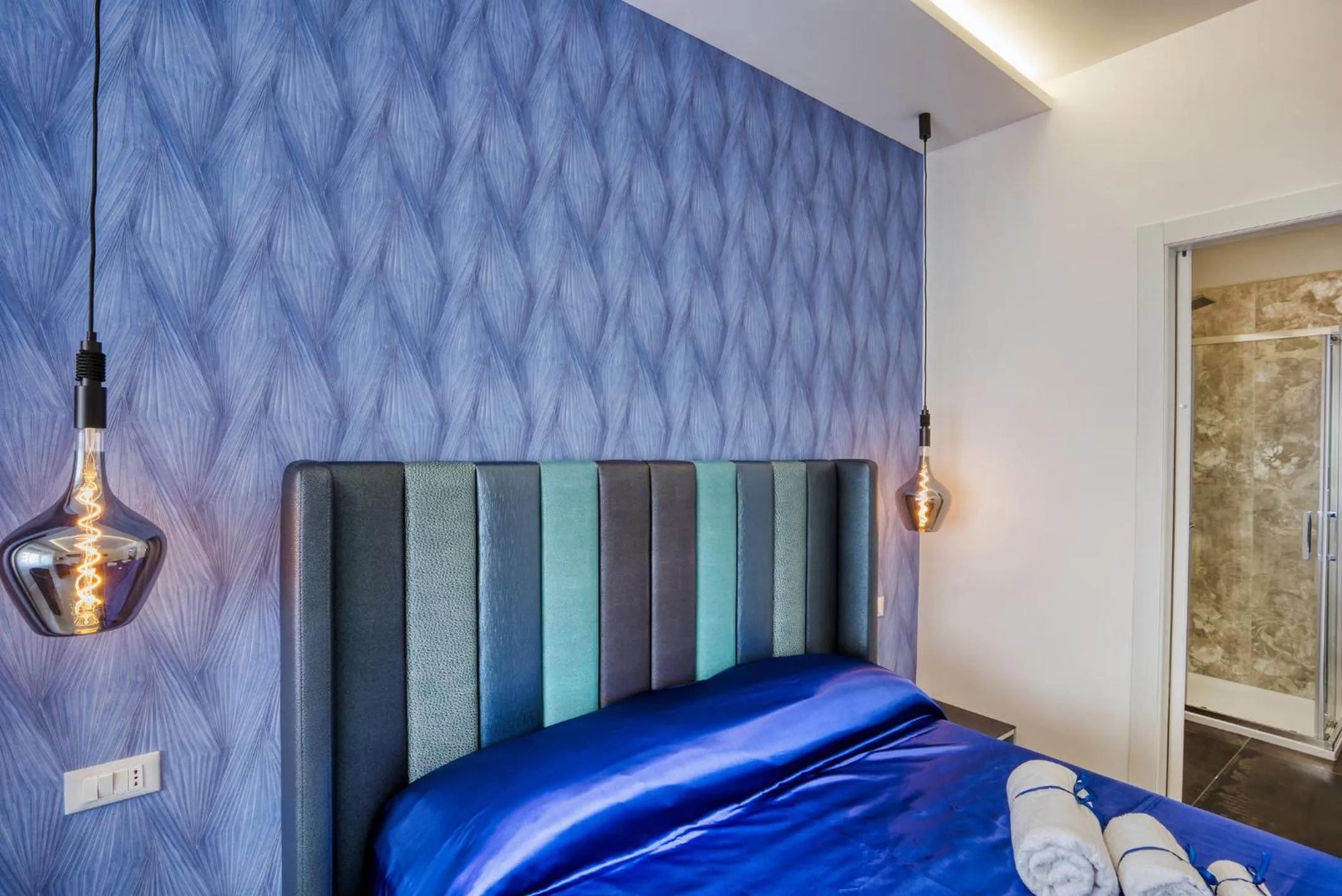 Bed in DISTINTO SUITE & ROOMS