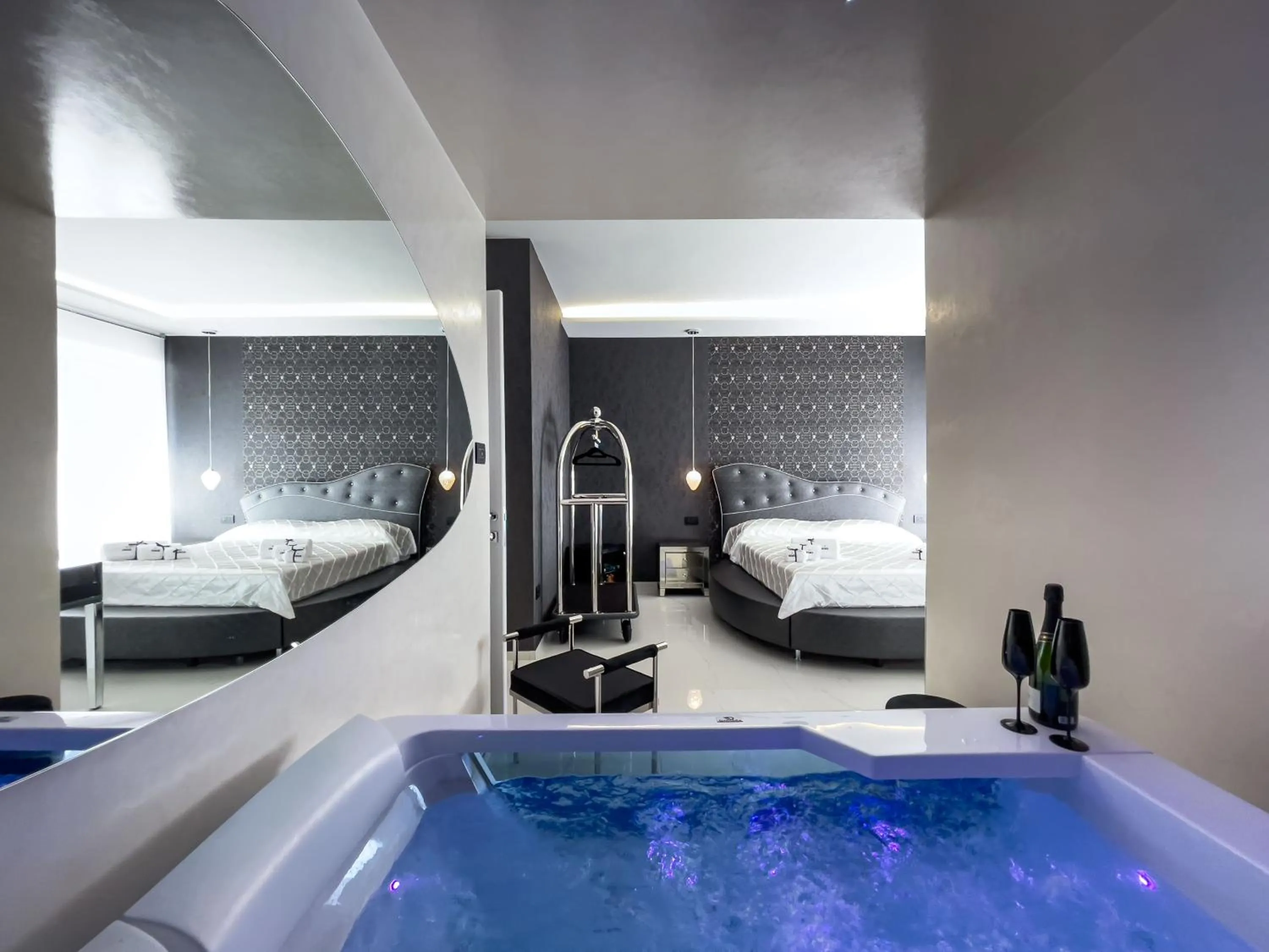 Swimming pool, Bed in DISTINTO SUITE & ROOMS