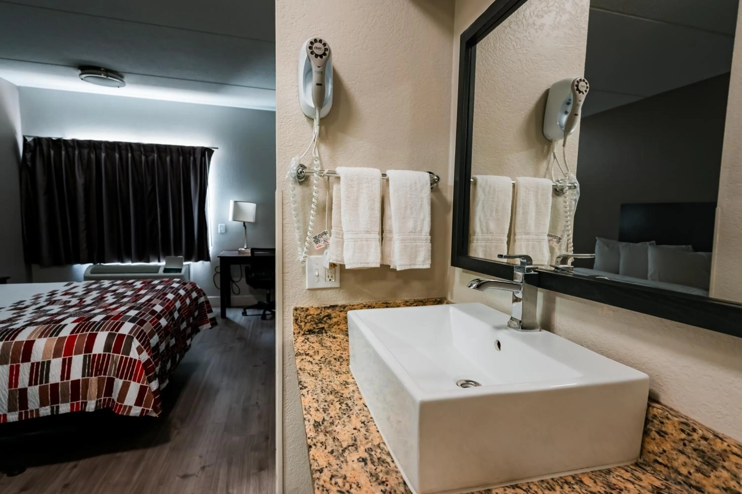 Bathroom, Bed in Red Roof Inn San Antonio - Seaworld Northwest