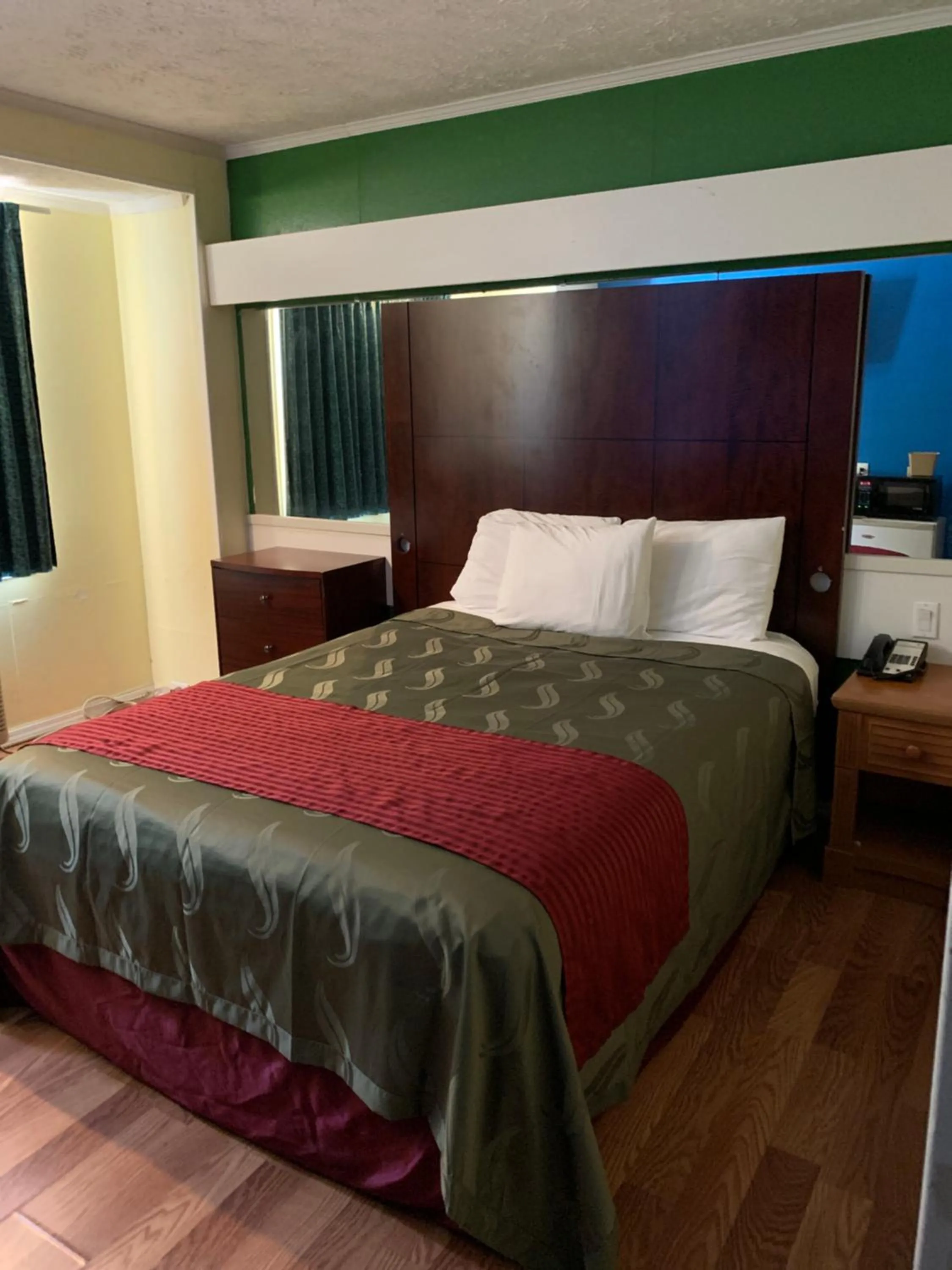 Bed in Holiday Lodge - Greensboro/Lake Oconee