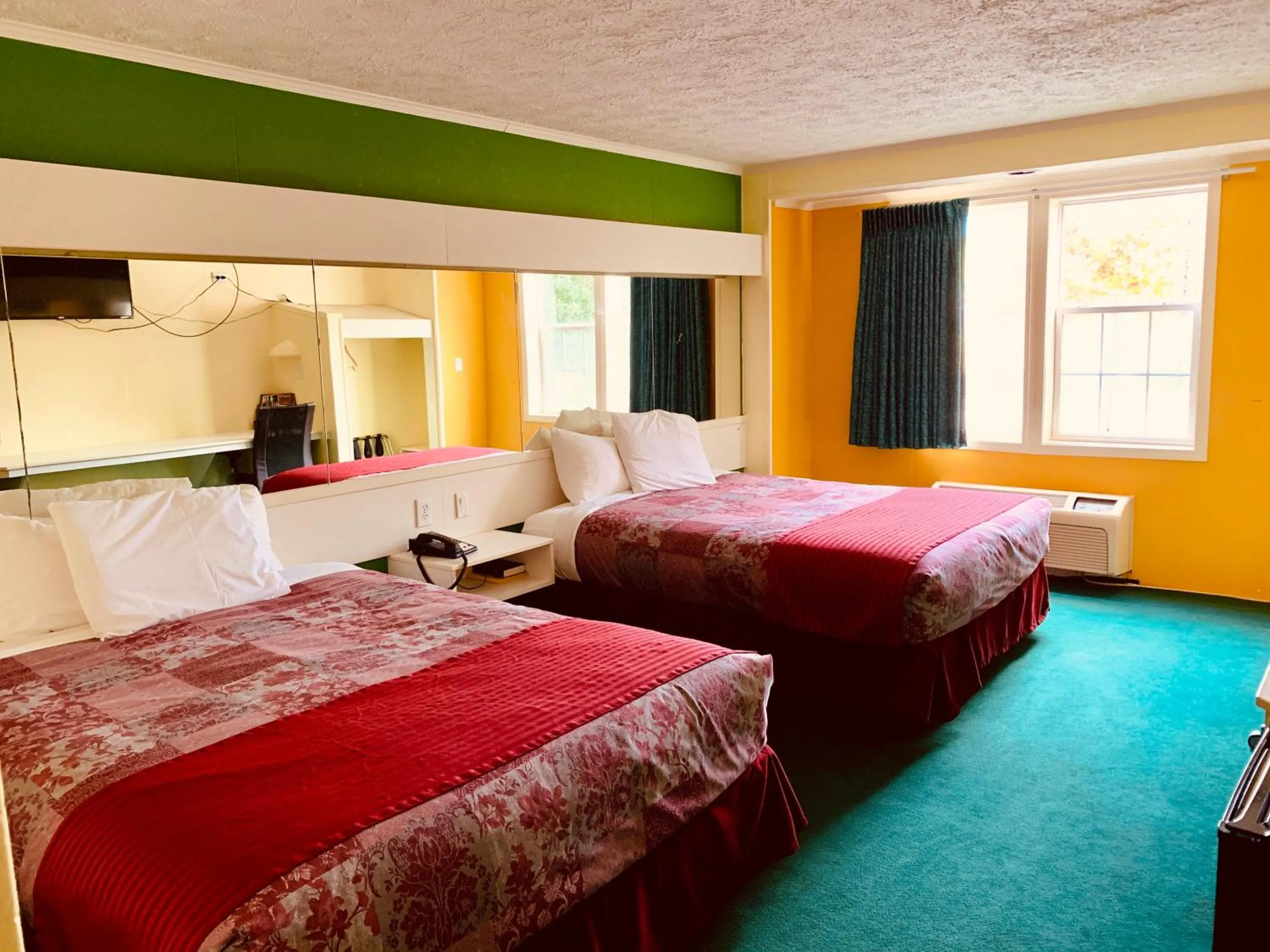 Bed in Holiday Lodge - Greensboro/Lake Oconee