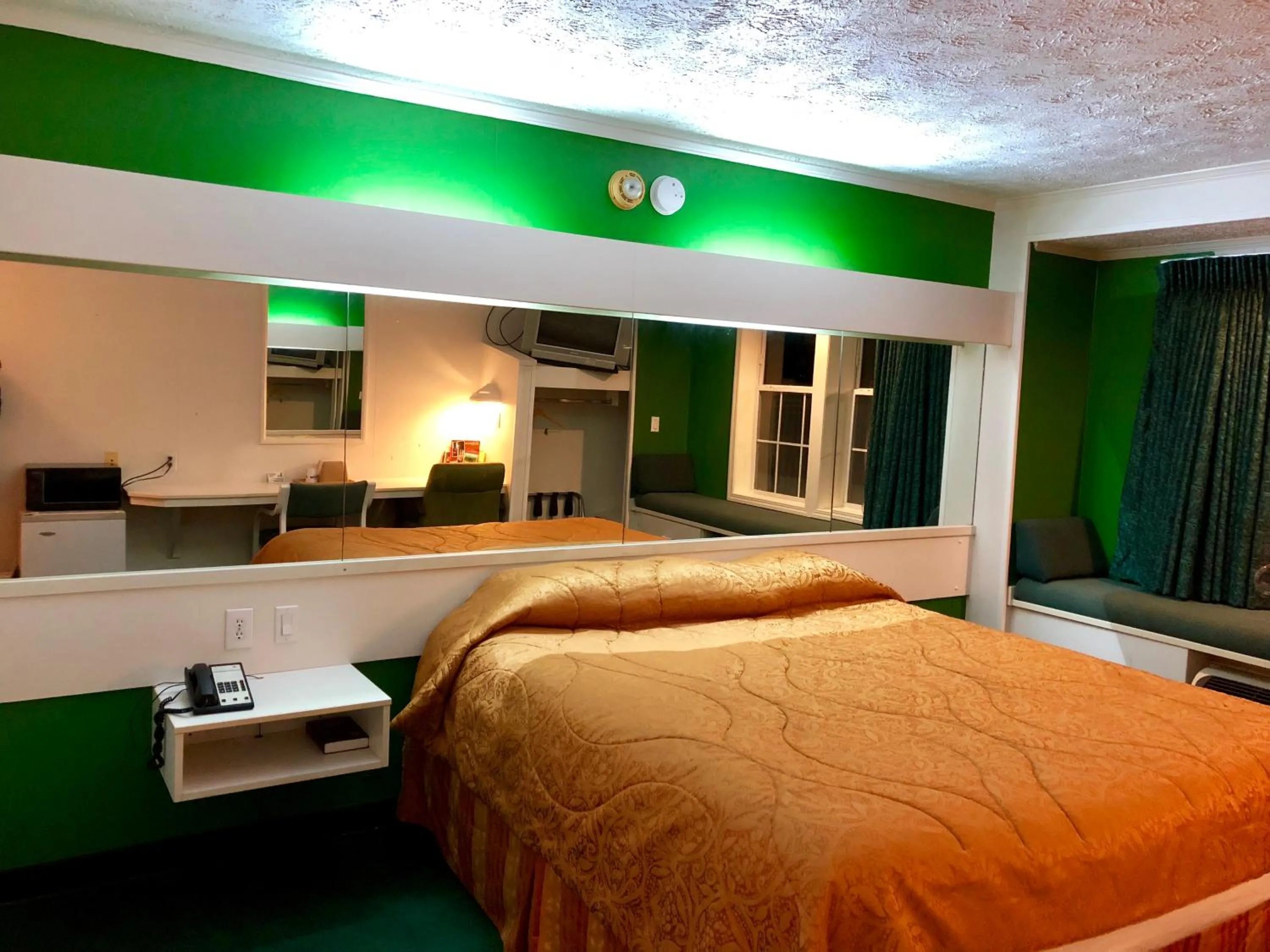 Bed in Holiday Lodge - Greensboro/Lake Oconee