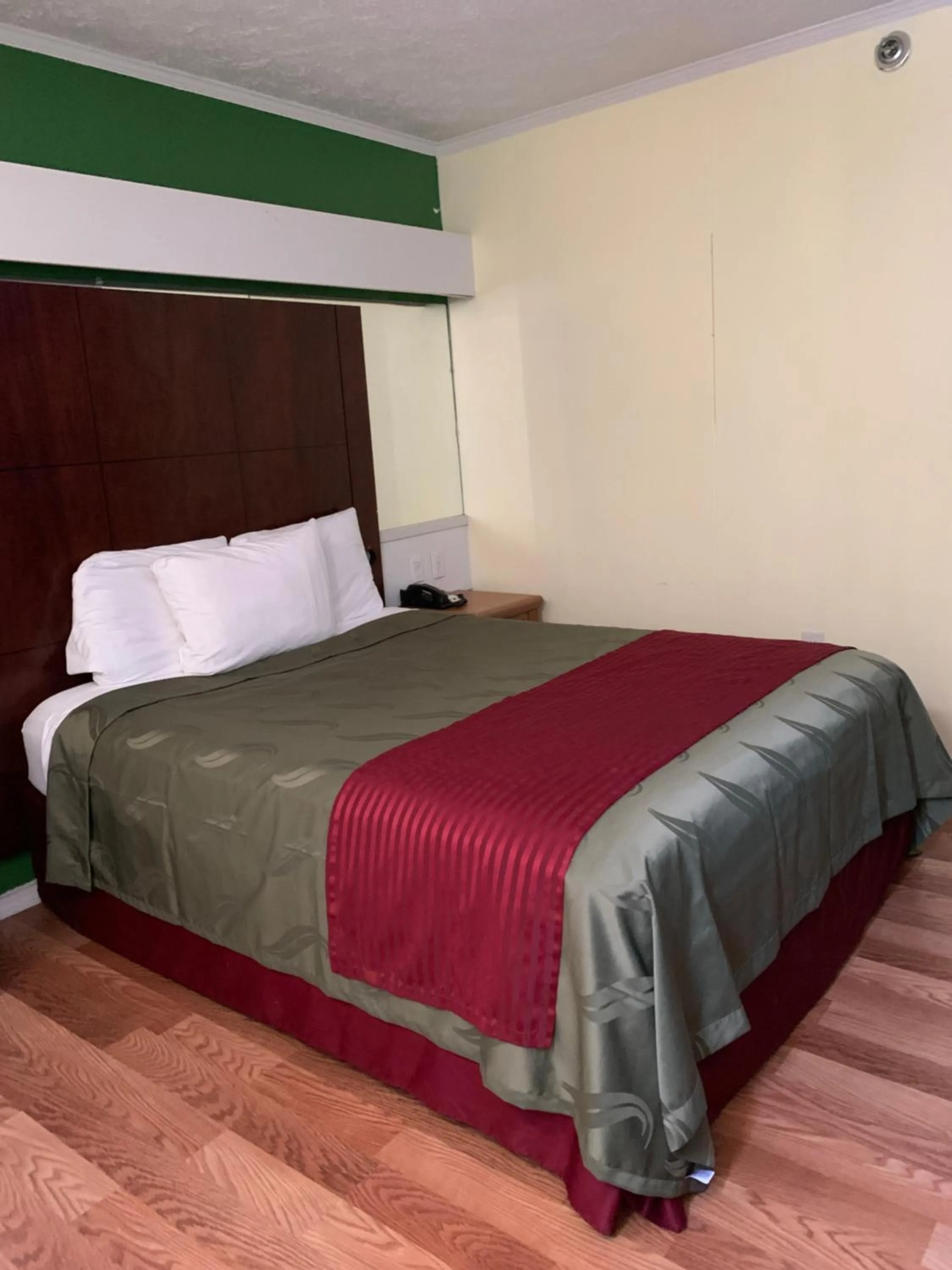 Bed in Holiday Lodge - Greensboro/Lake Oconee