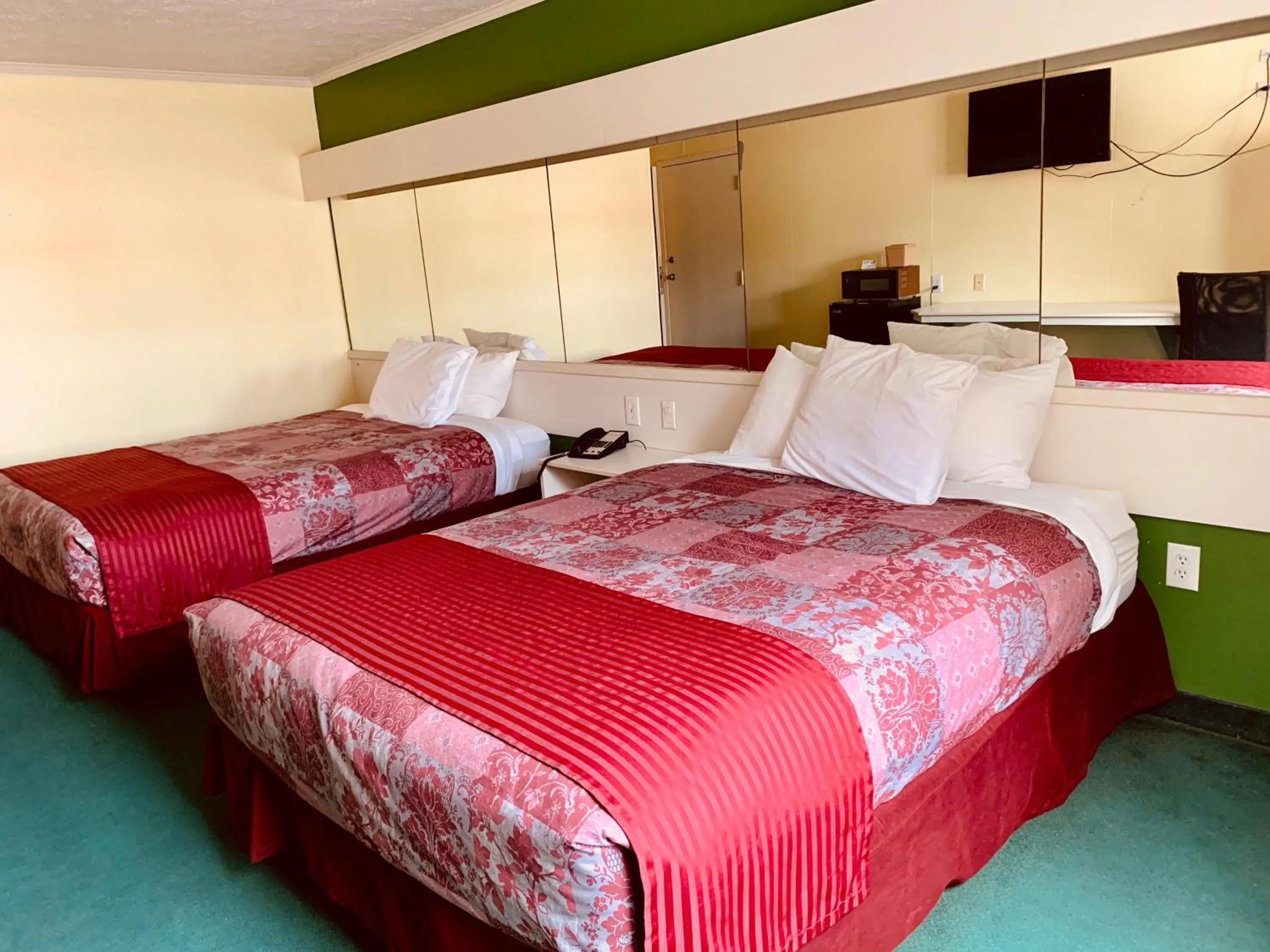 Bed in Holiday Lodge - Greensboro/Lake Oconee