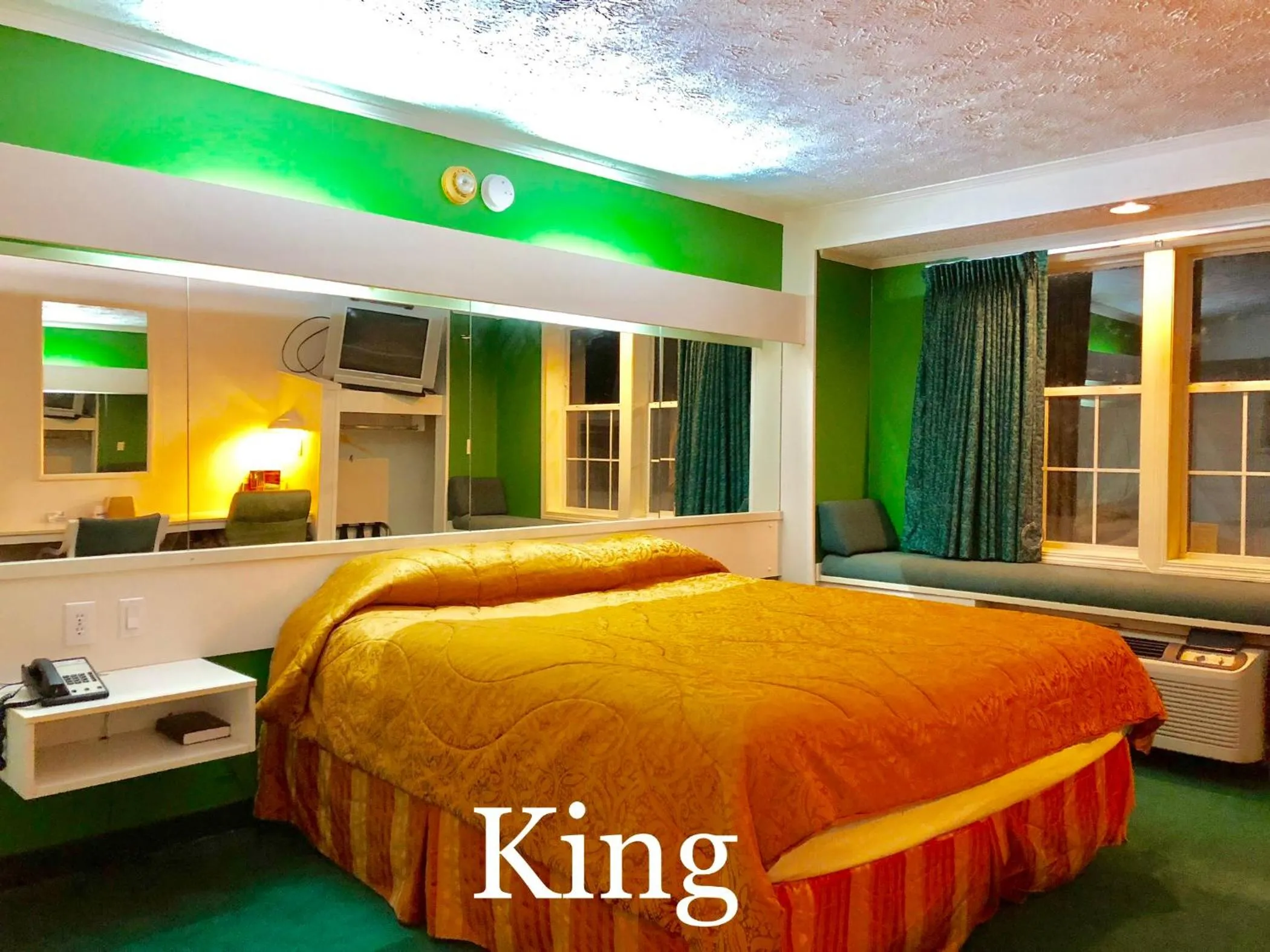 Bed in Holiday Lodge - Greensboro/Lake Oconee