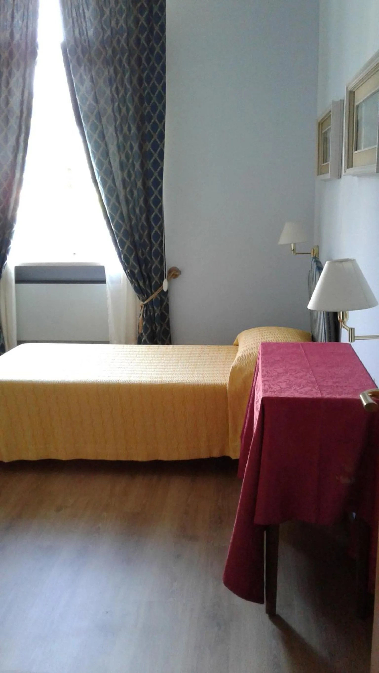Photo of the whole room, Bed in Da Betty