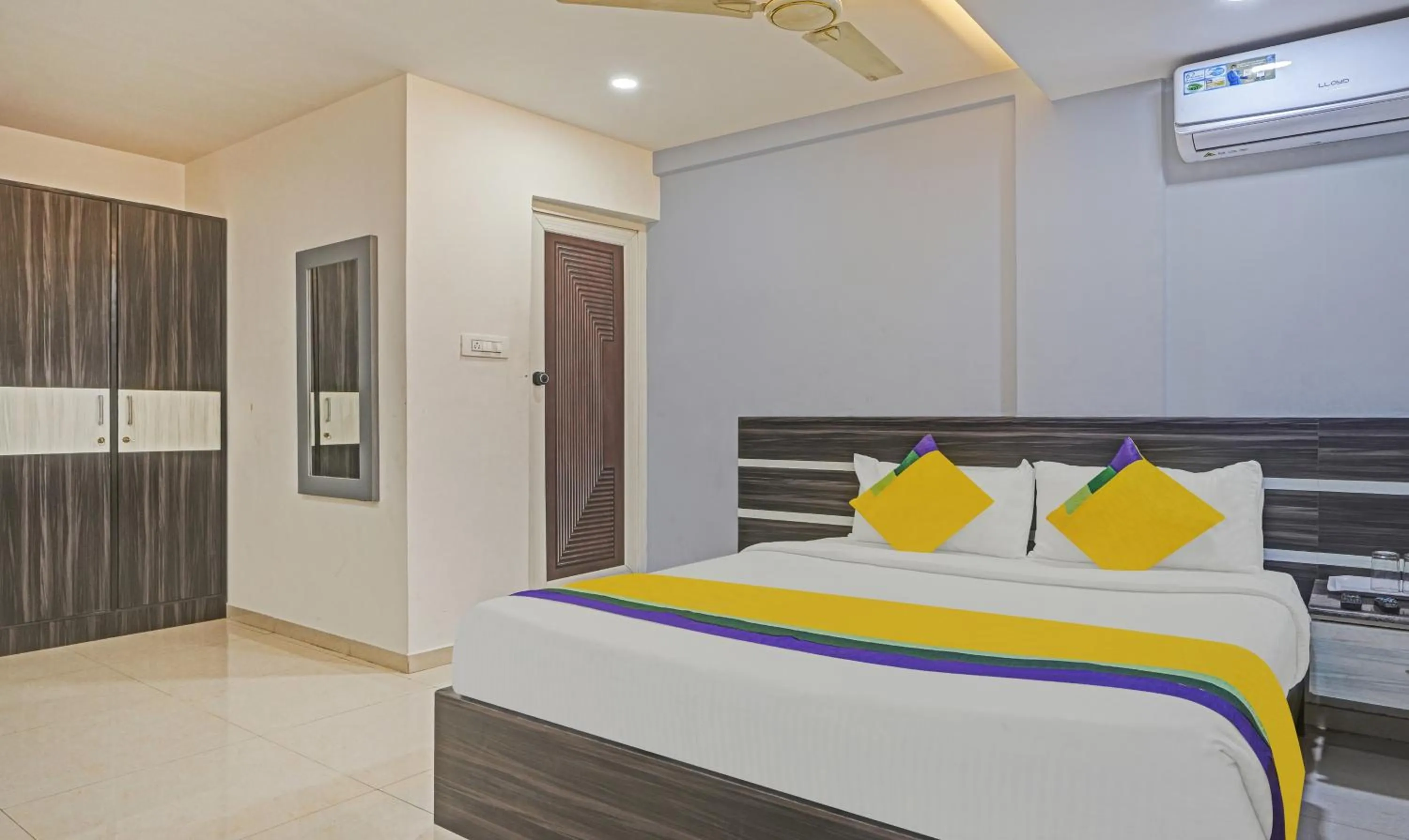 Bedroom, Bed in Itsy Hotels Purple Suites