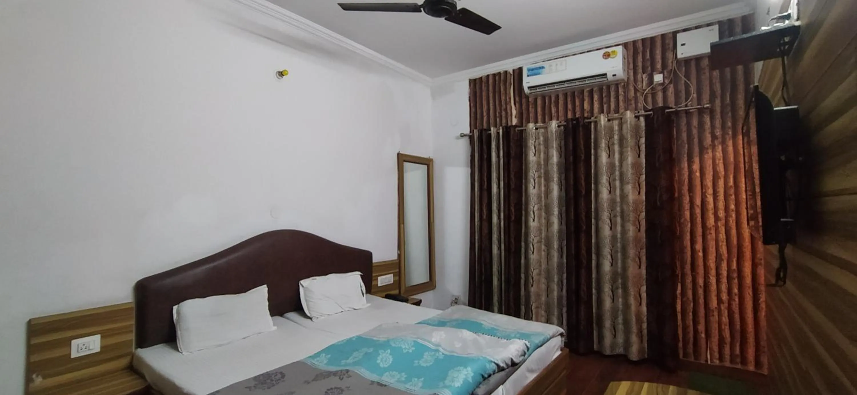 Bedroom, Bed in Hotel Samrat