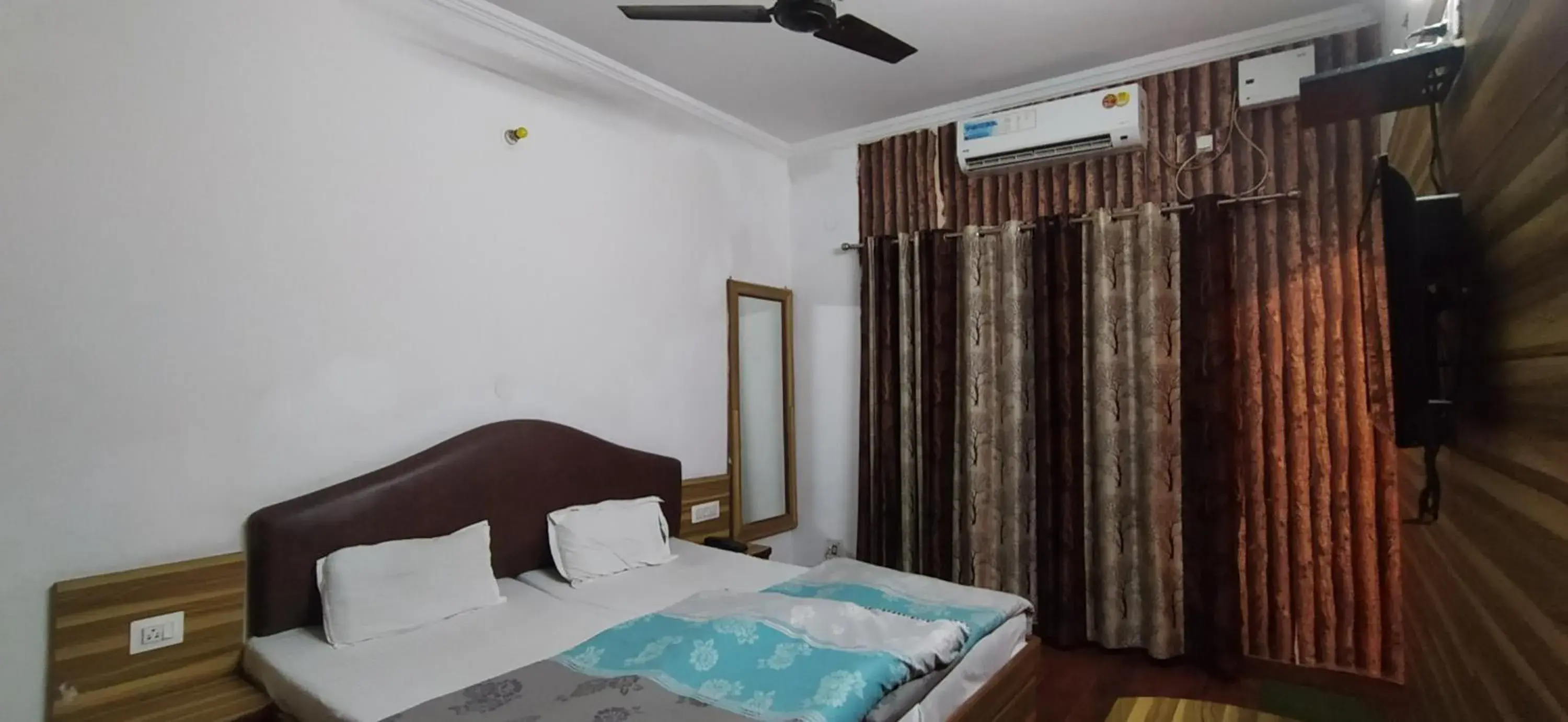 Bedroom, Bed in Hotel Samrat Bedroom, Bed in Hotel Samrat