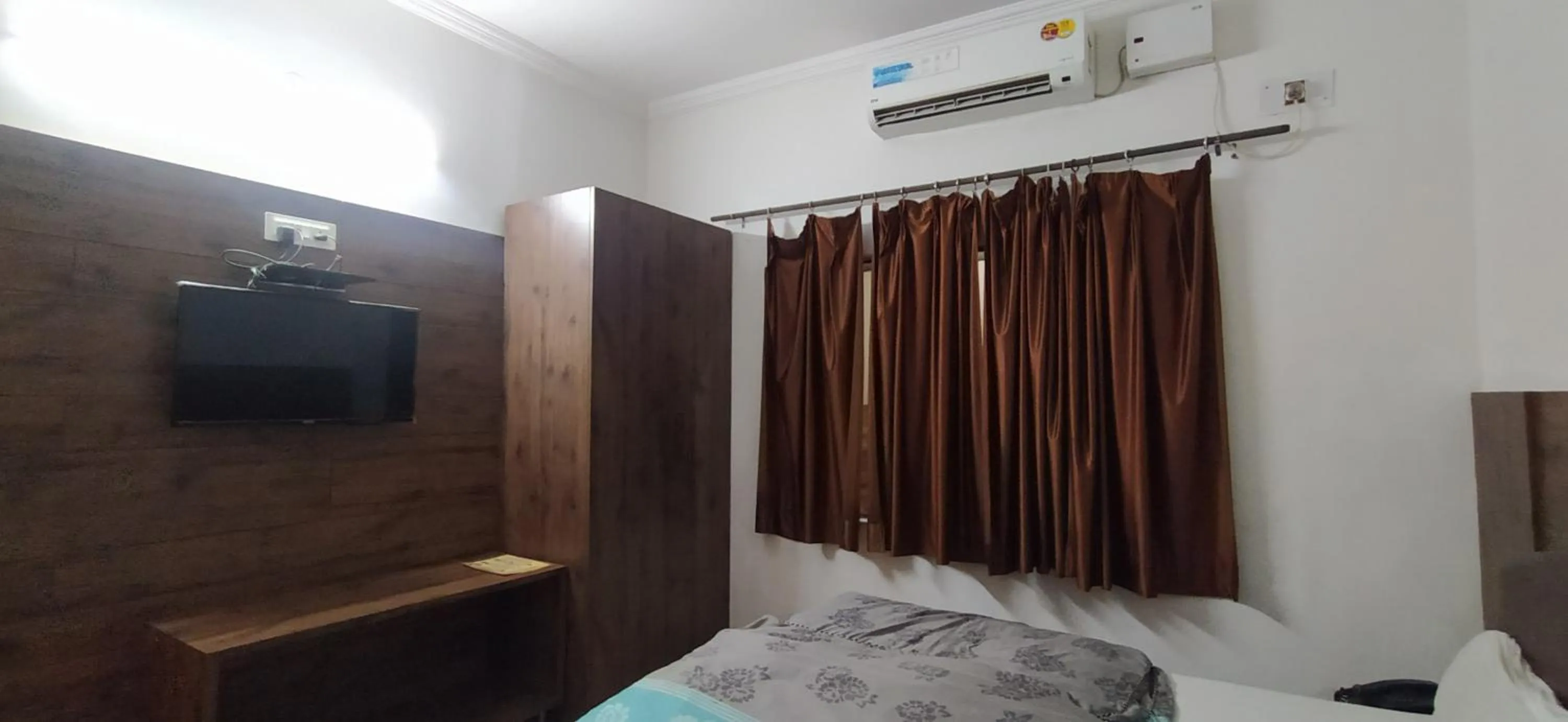 TV and multimedia, Bed in Hotel Samrat