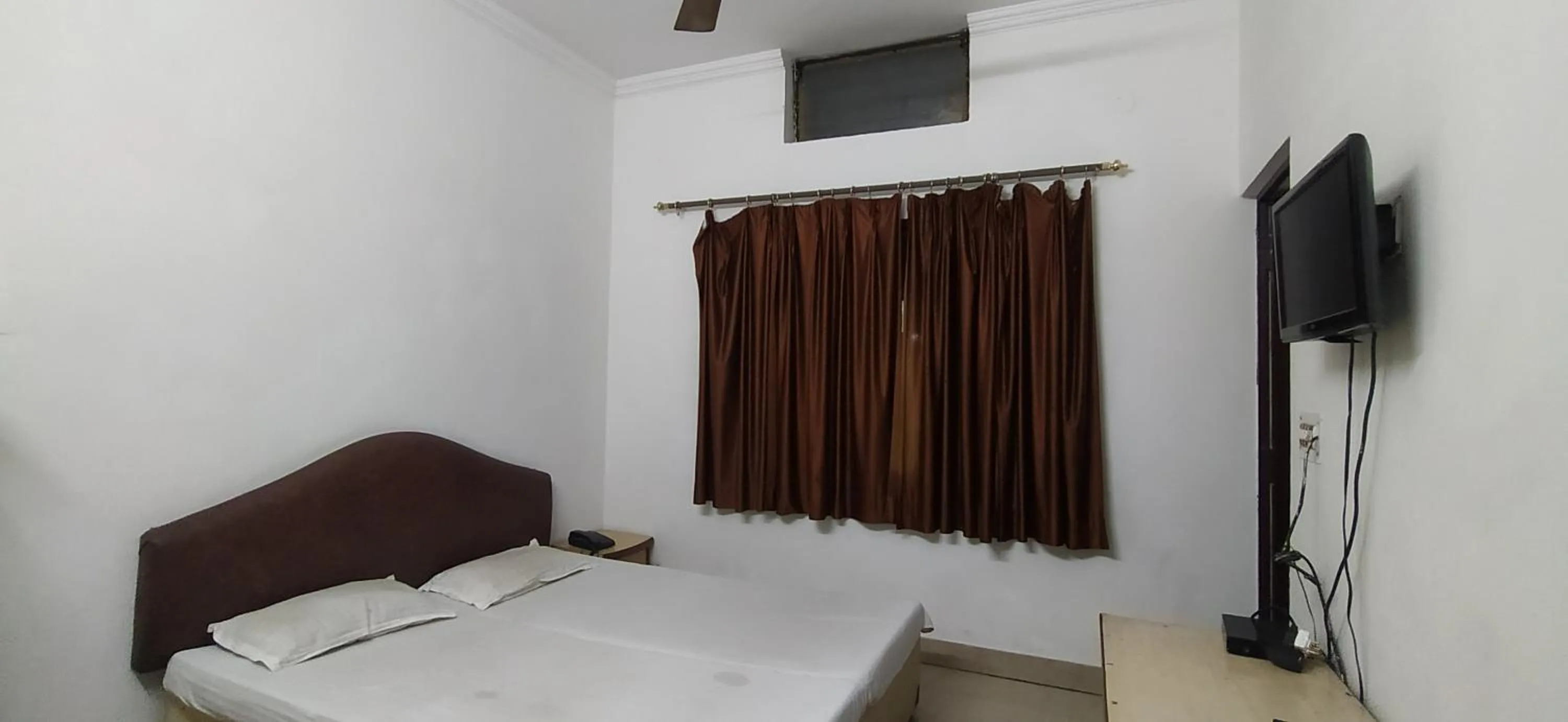 Bedroom, Bed in Hotel Samrat