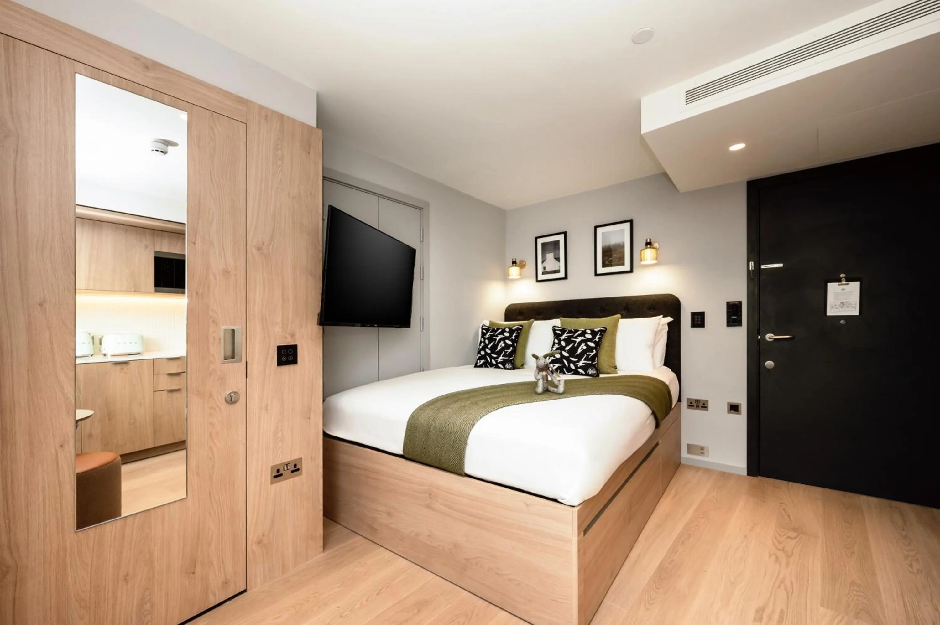 Bedroom, Bed in Wilde Aparthotels London Aldgate Tower Bridge