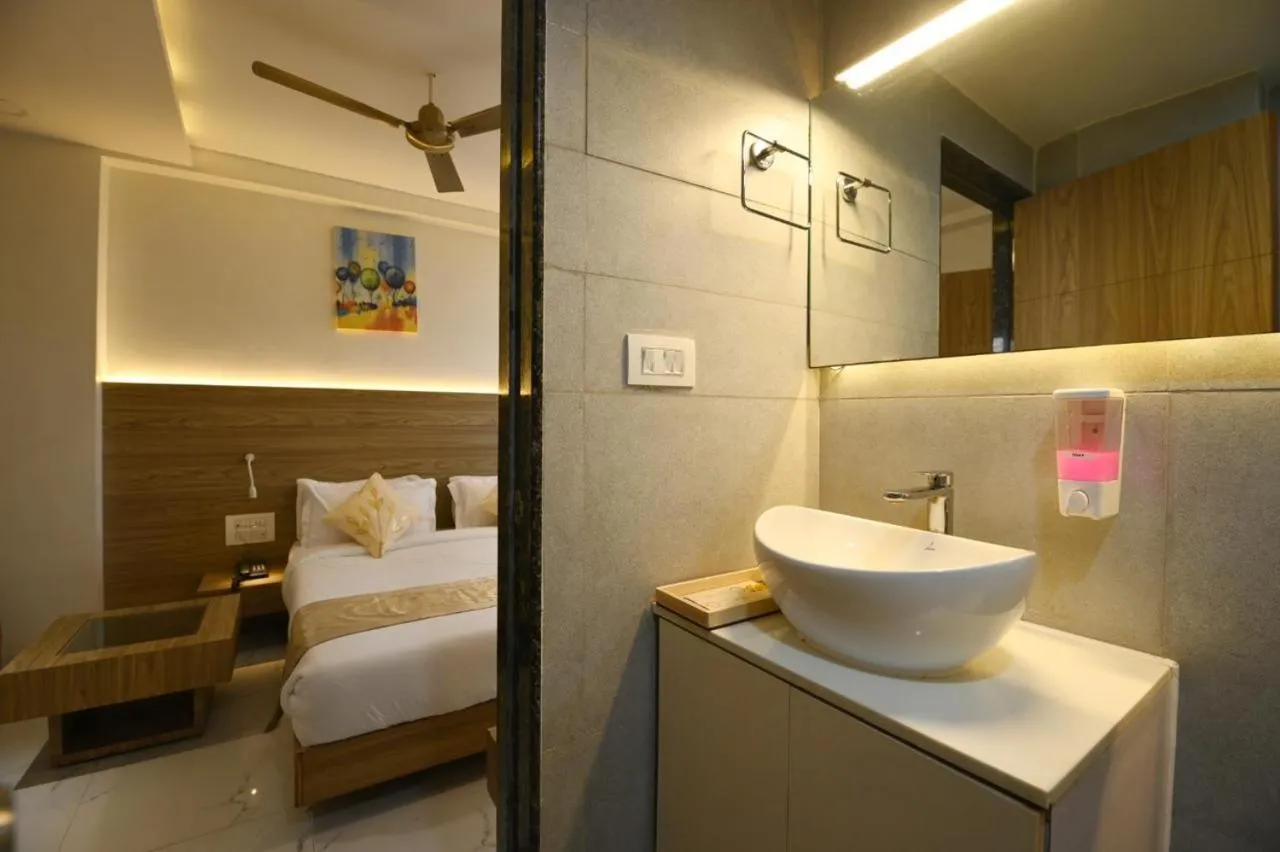 Bathroom, Bed in The RRA Kabras Hotel, Nathdwara