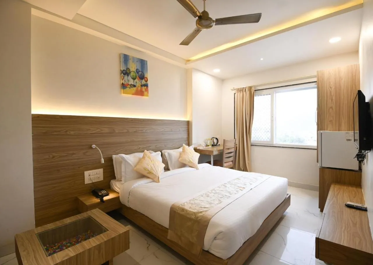 Mountain view, Bed in The RRA Kabras Hotel, Nathdwara